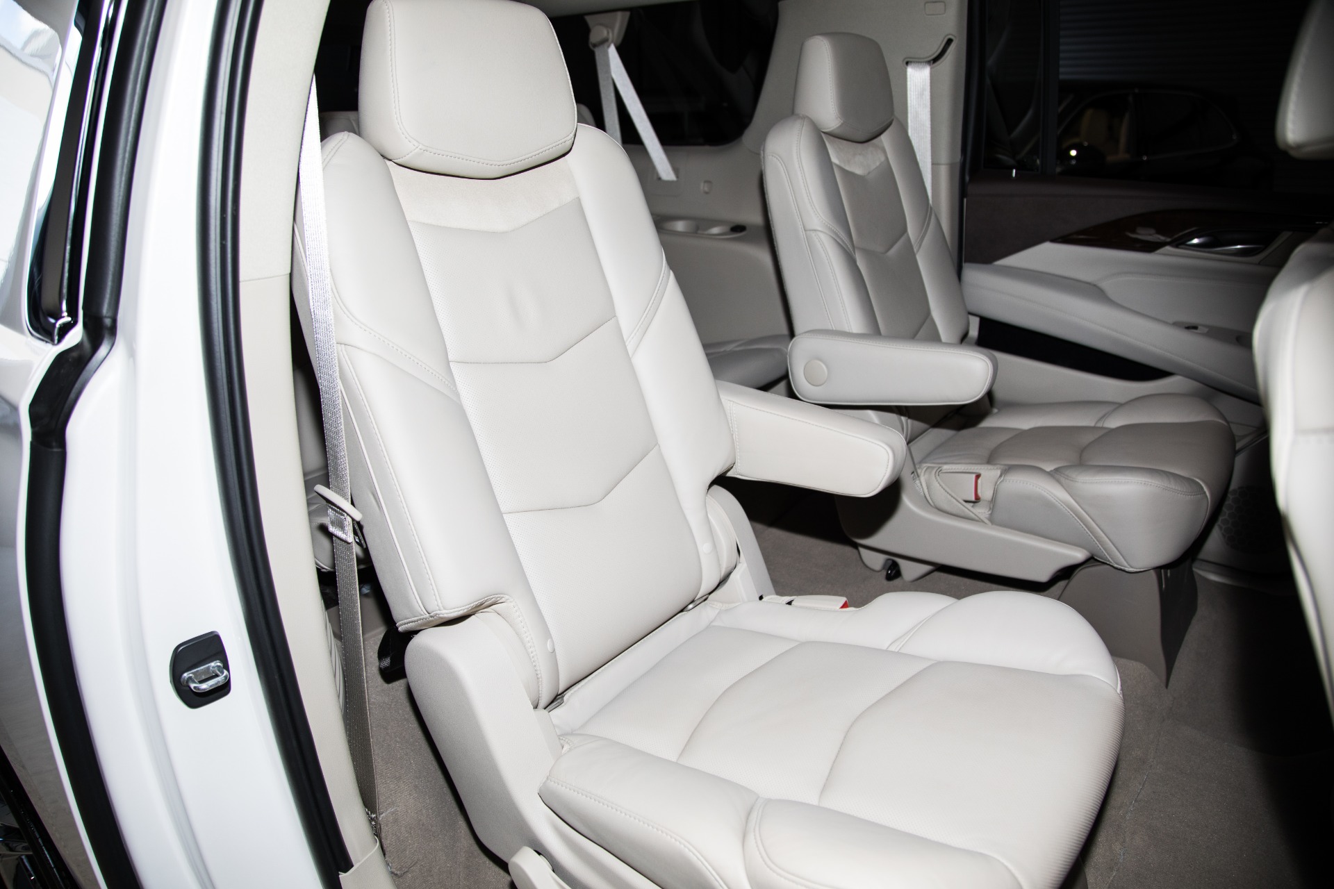 Used-2017-Cadillac-Escalade-ESV-Luxury