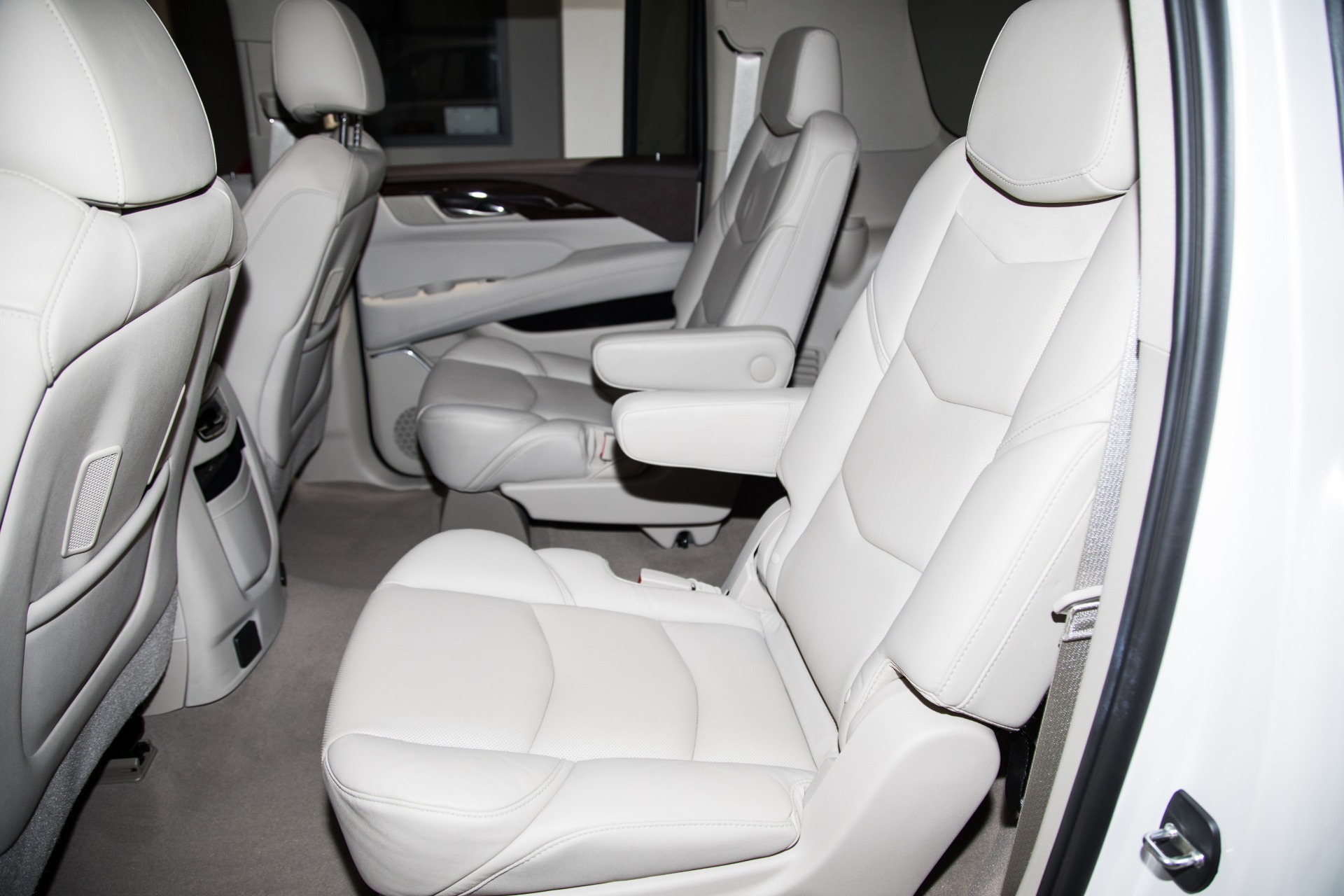 Used-2017-Cadillac-Escalade-ESV-Luxury