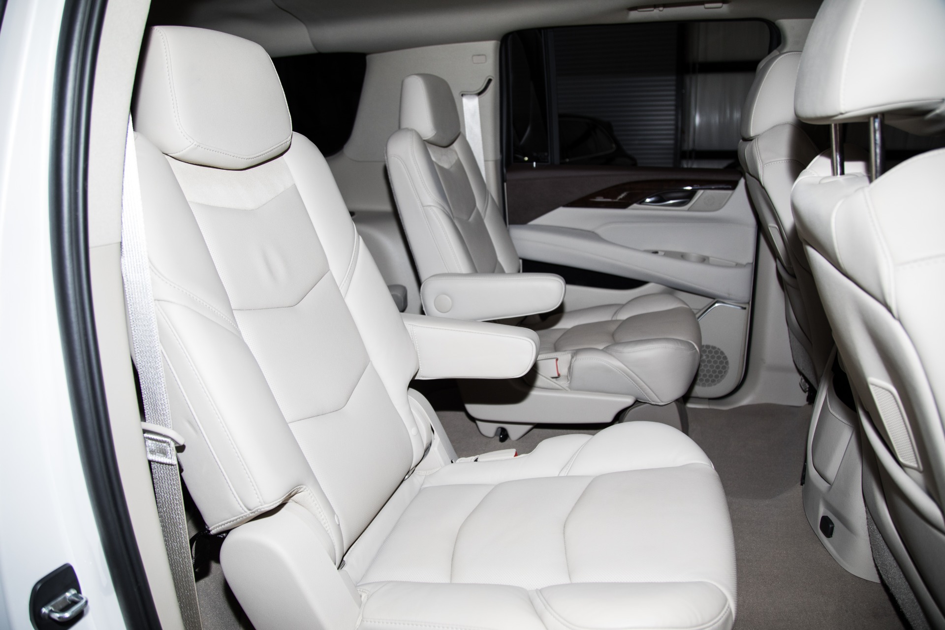Used-2017-Cadillac-Escalade-ESV-Luxury