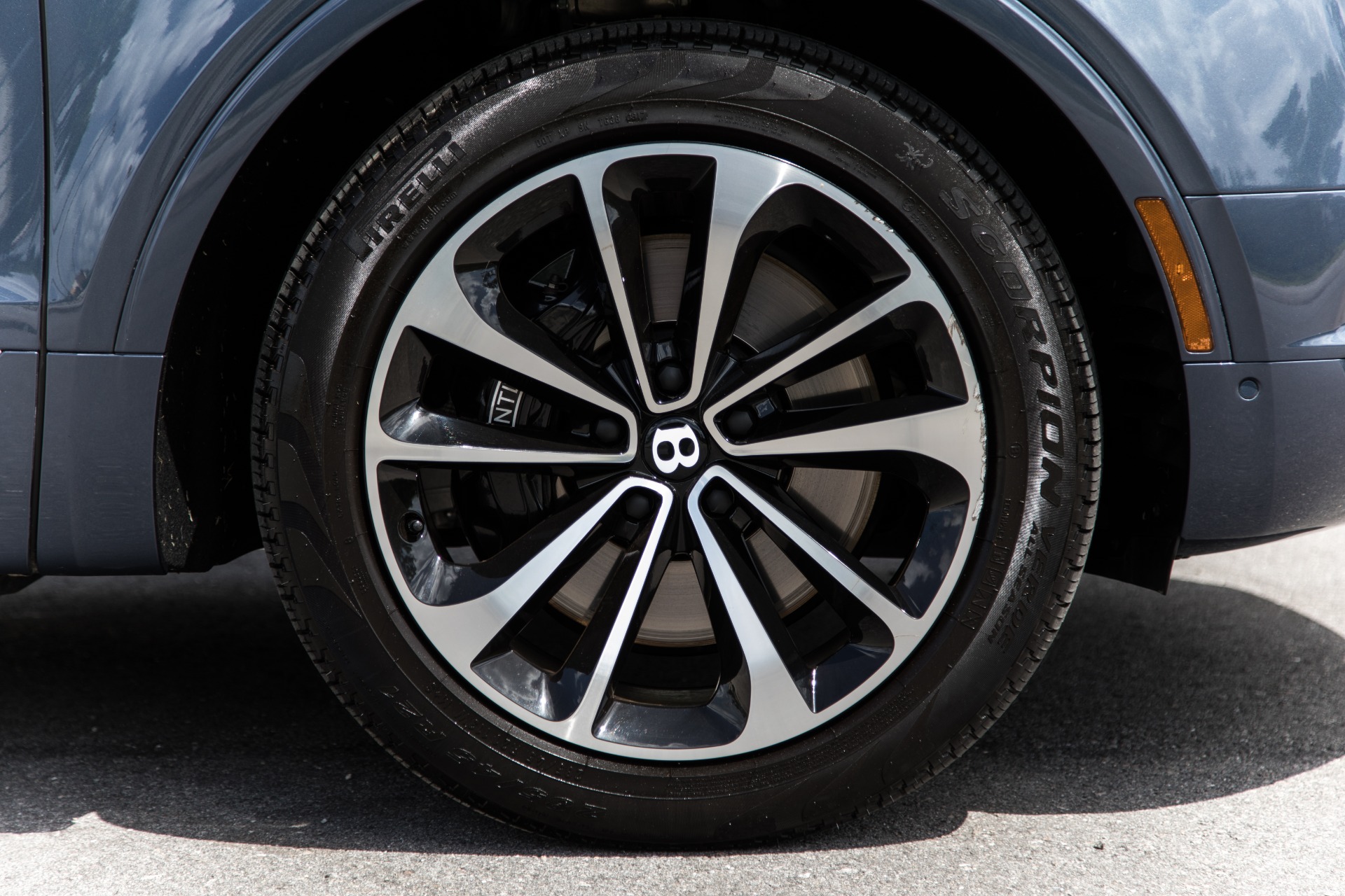 Used-2018-Bentley-Bentayga-Onyx-Edition