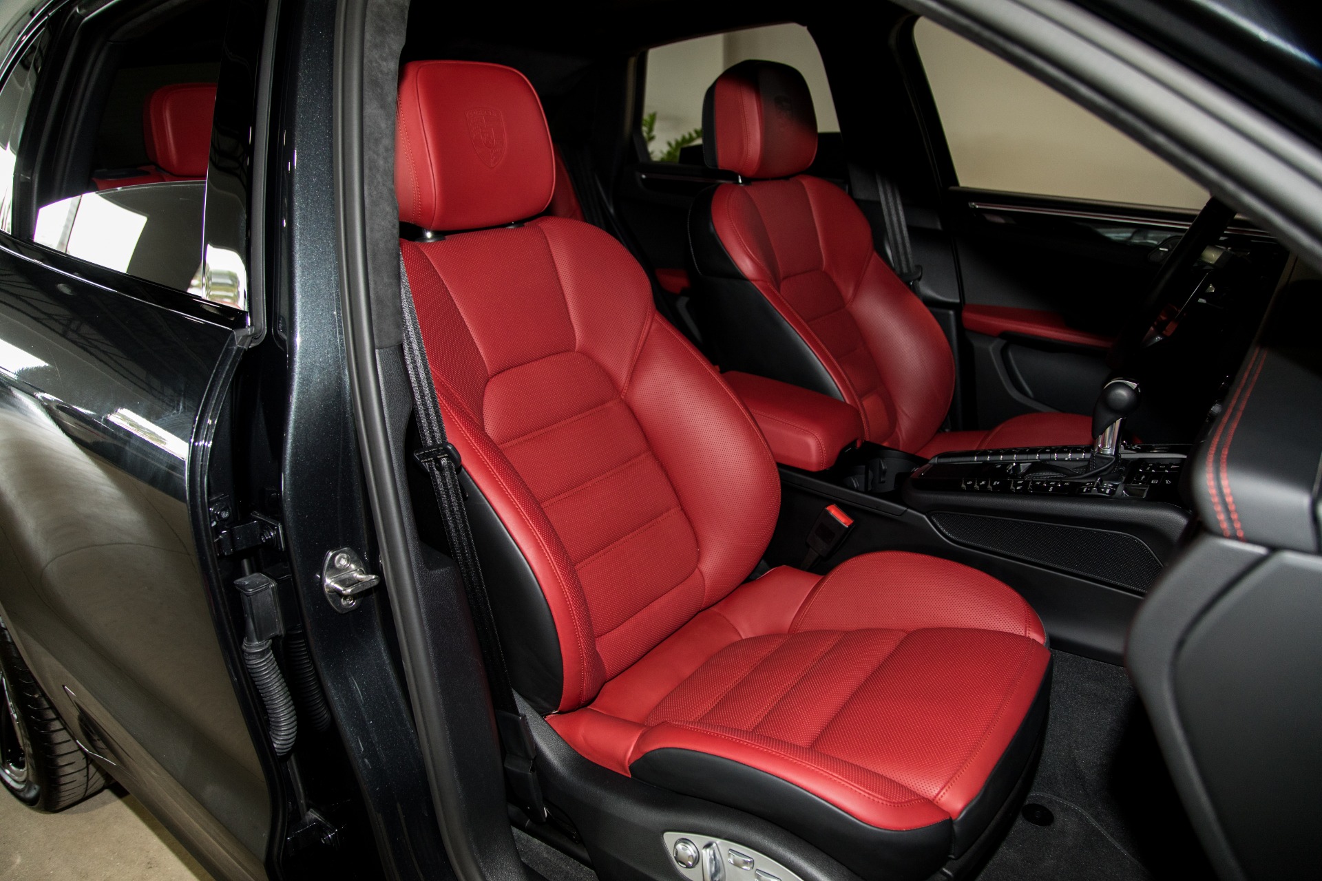 Used-2018-Porsche-Macan-Turbo