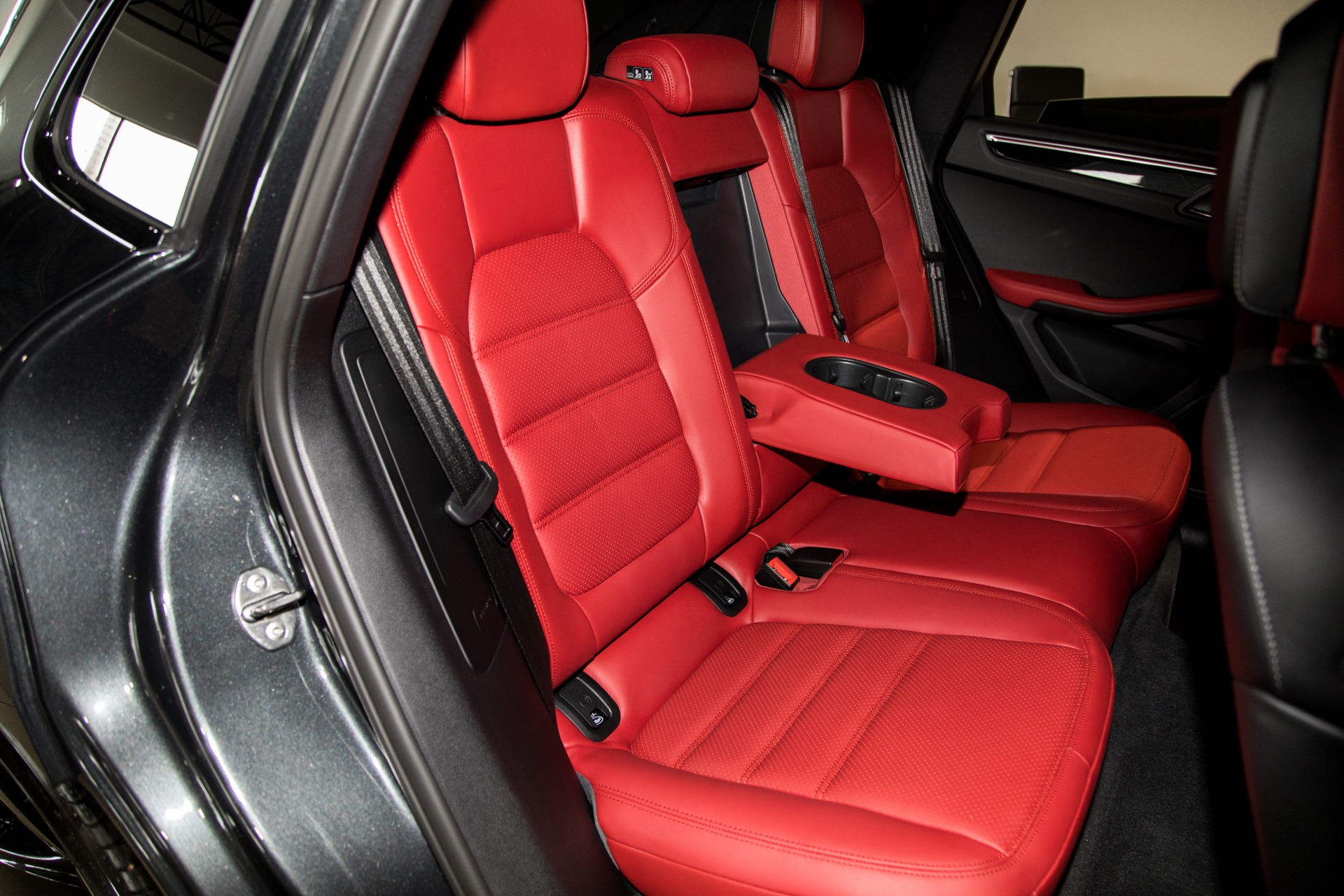 Used-2018-Porsche-Macan-Turbo