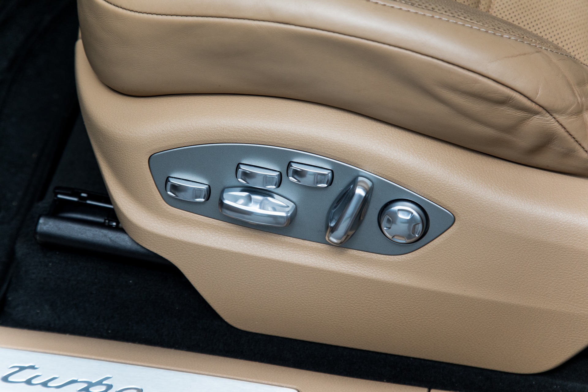 Used-2017-Porsche-Macan-Turbo
