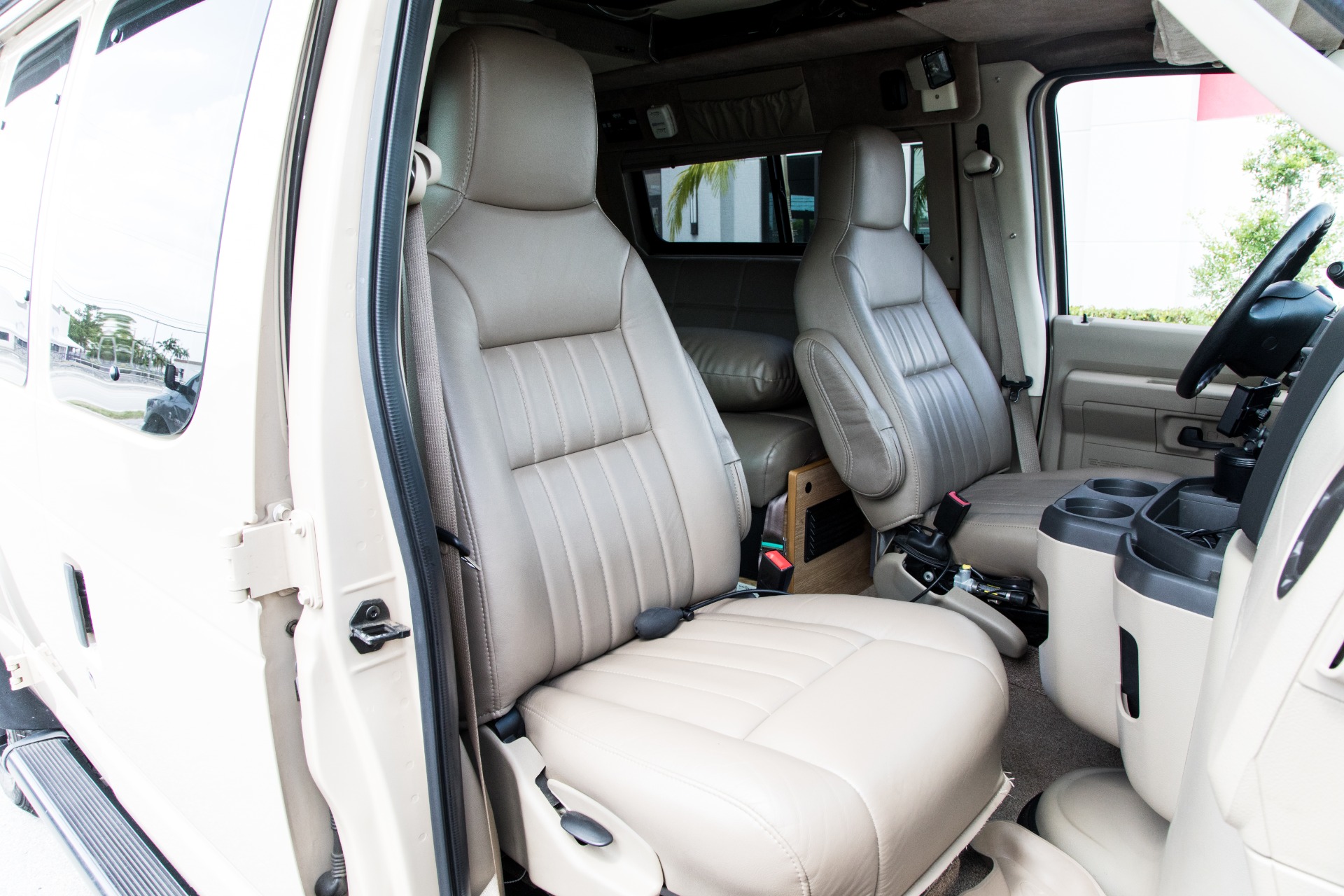 Used-2009-Ford-E-250-Sports-Mobile