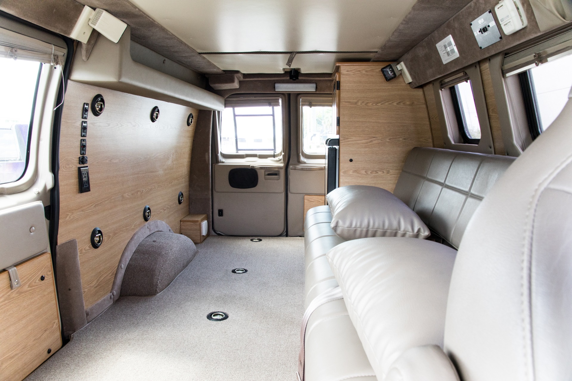 Used-2009-Ford-E-250-Sports-Mobile