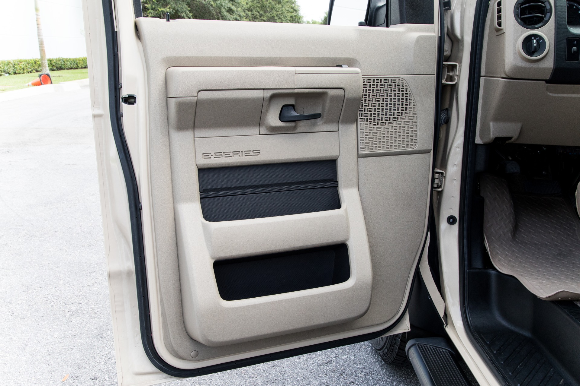 Used-2009-Ford-E-250-Sports-Mobile