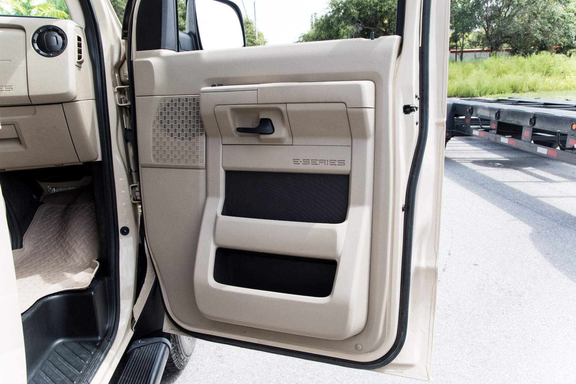 Used-2009-Ford-E-250-Sports-Mobile