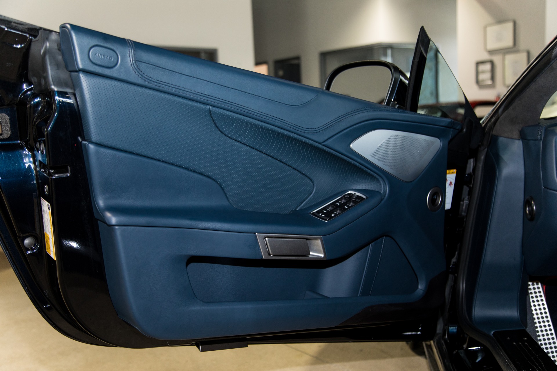 Used-2014-Aston-Martin-Vanquish-Volante