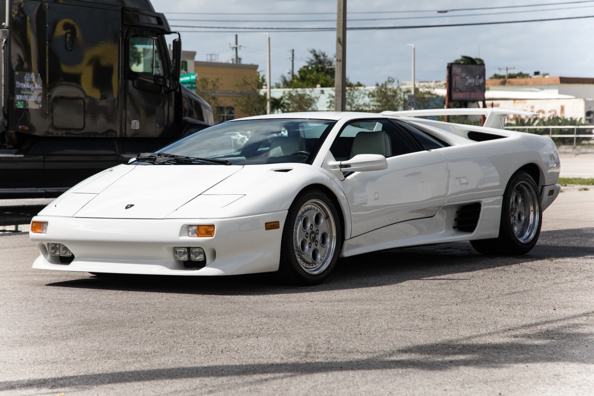 Used-1994-Lamborghini-Diablo-VT