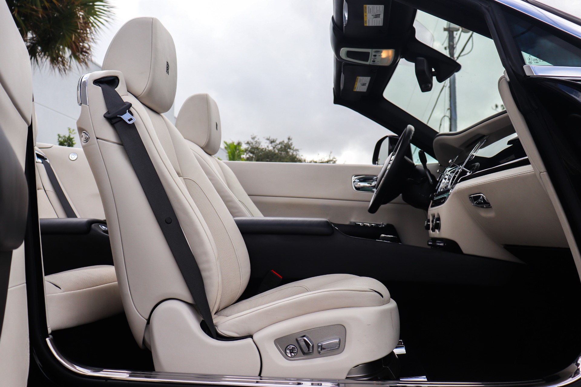 Used-2016-Rolls-Royce-Dawn