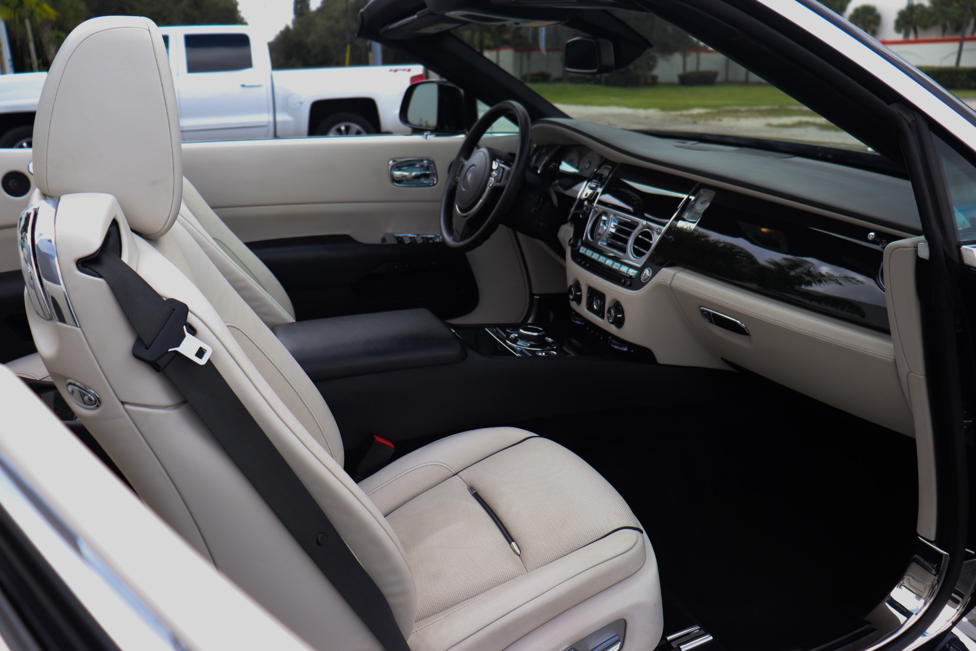 Used-2016-Rolls-Royce-Dawn
