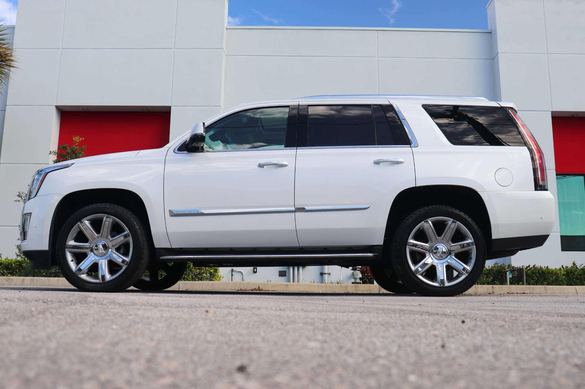 Used-2017-Cadillac-Escalade-Luxury