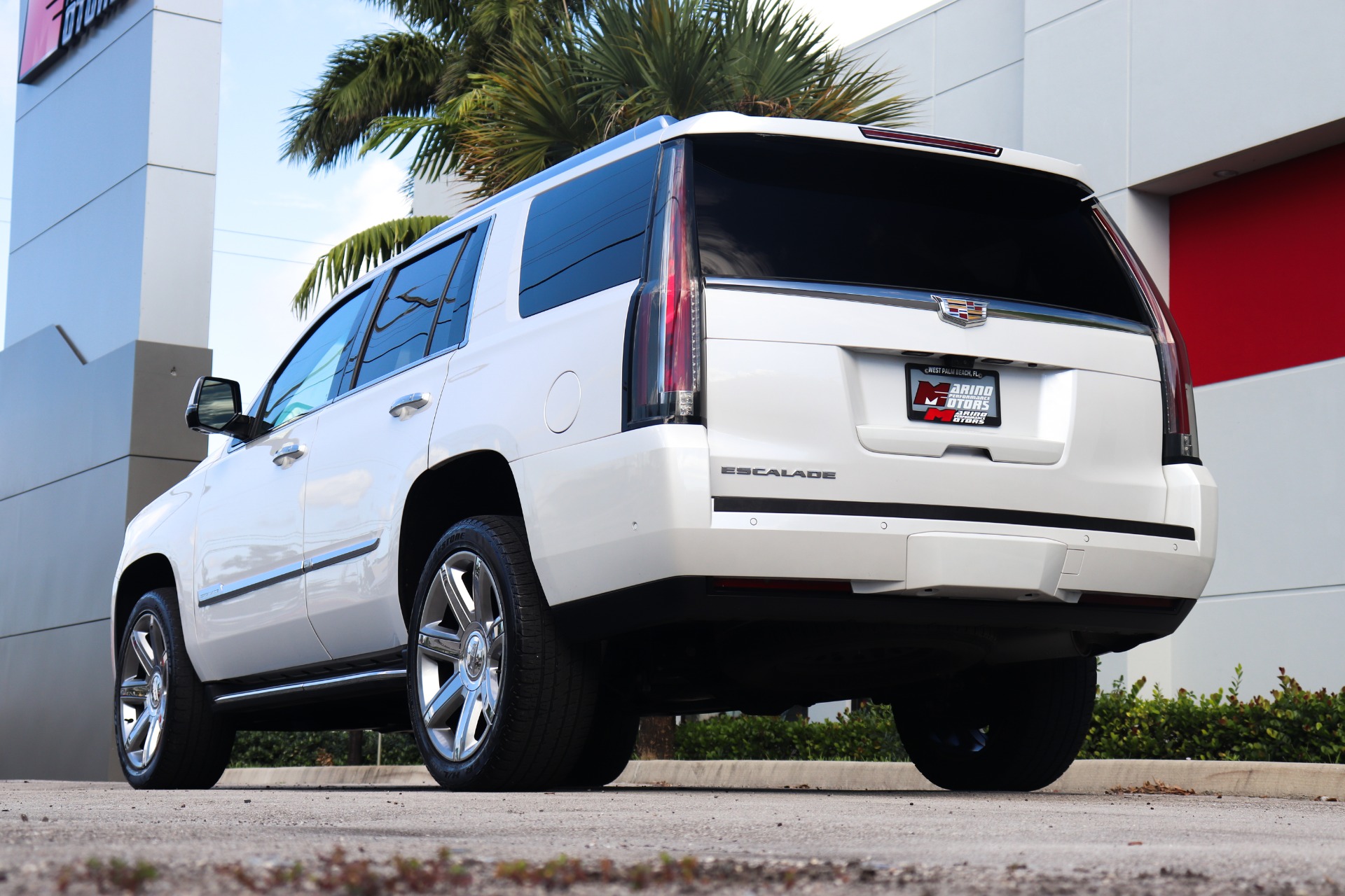 Used-2017-Cadillac-Escalade-Luxury