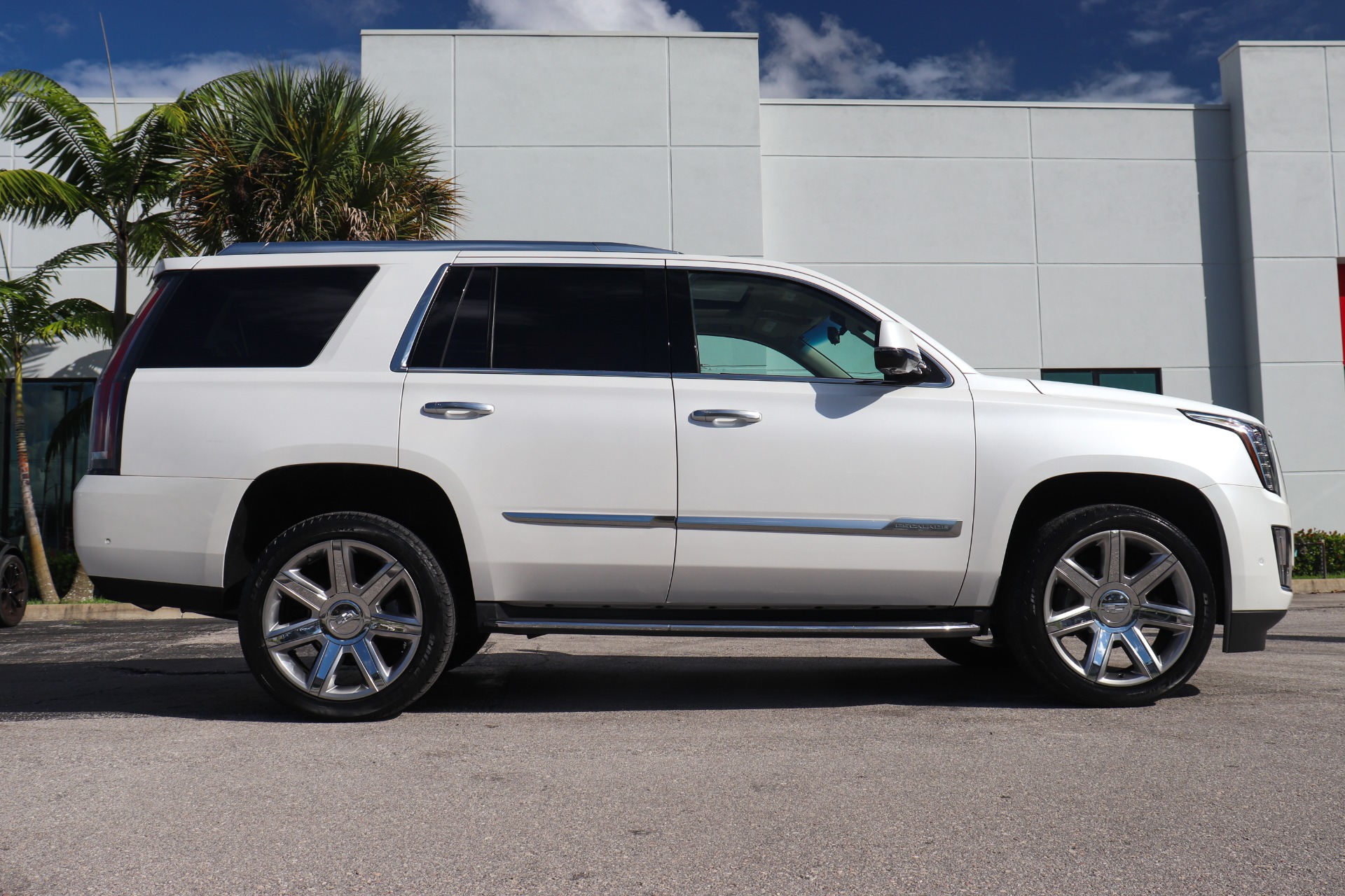 Used-2017-Cadillac-Escalade-Luxury