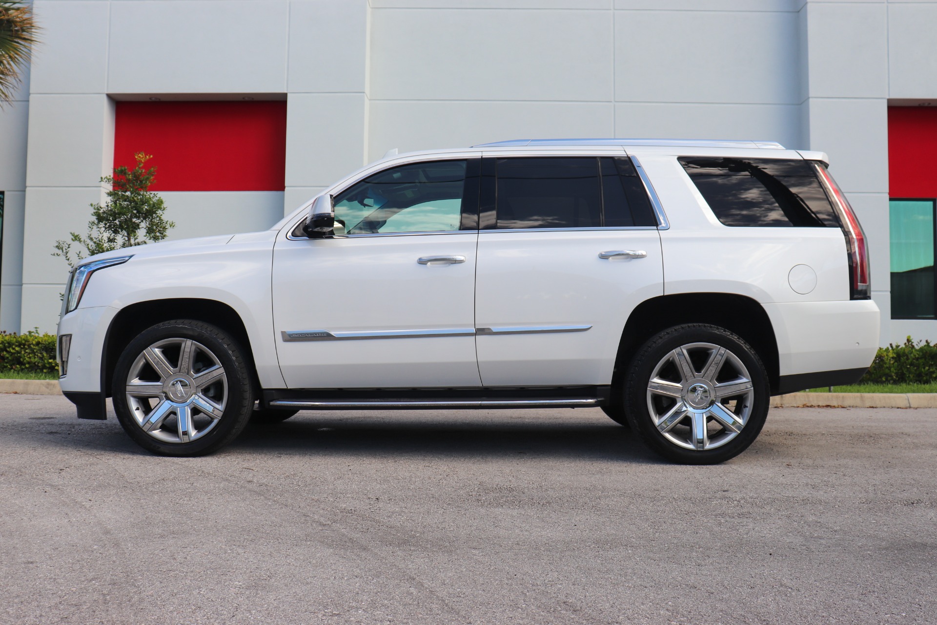 Used-2017-Cadillac-Escalade-Luxury