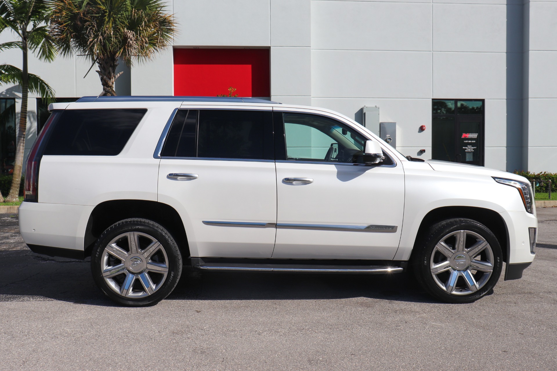 Used-2017-Cadillac-Escalade-Luxury