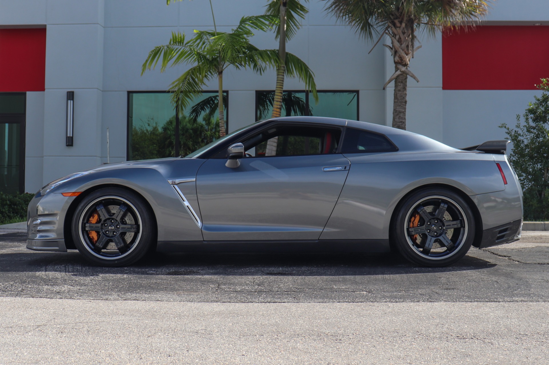 Used-2016-Nissan-GT-R-Black-Edition