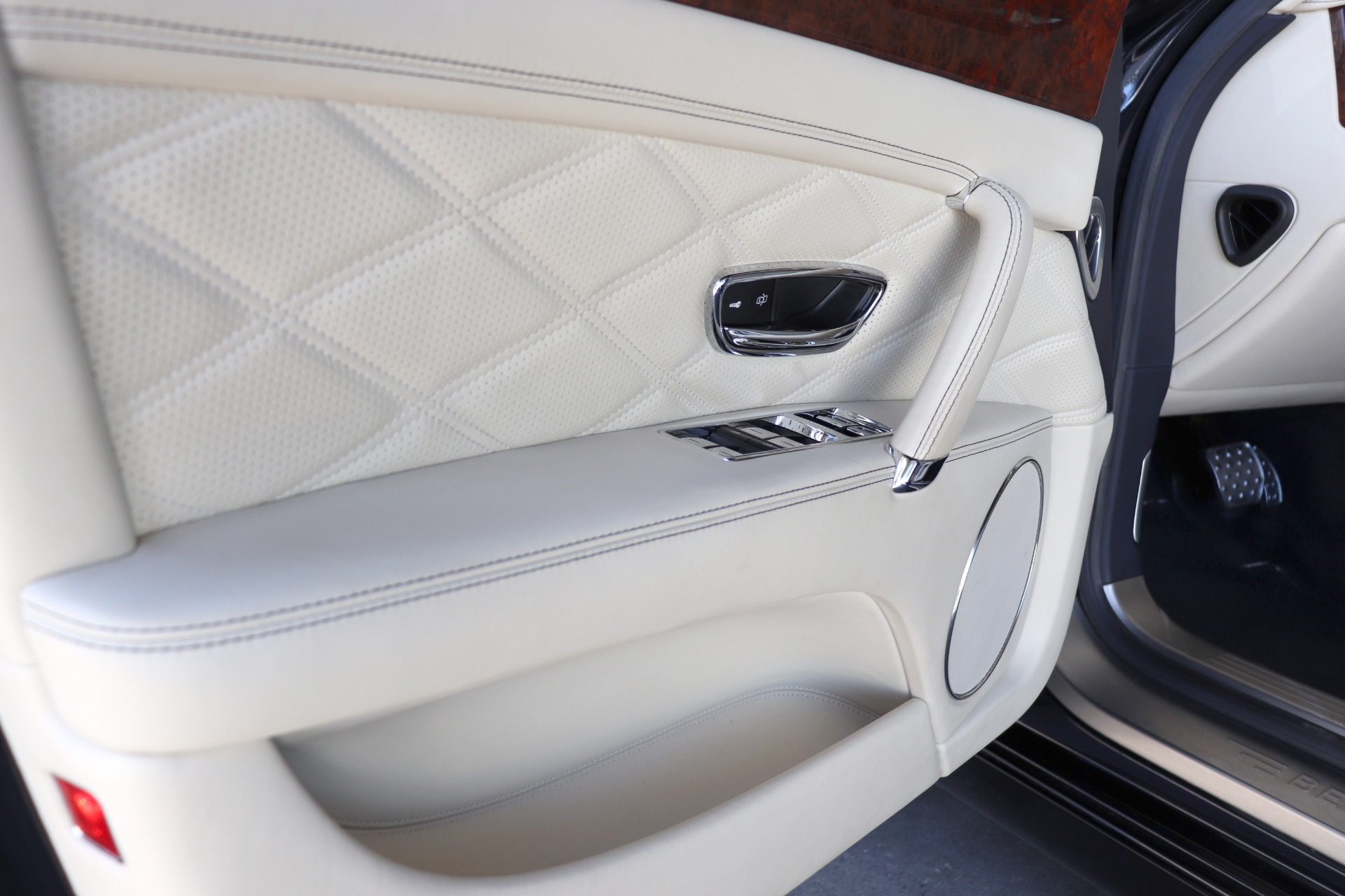 Used-2015-Bentley-Flying-Spur-V8