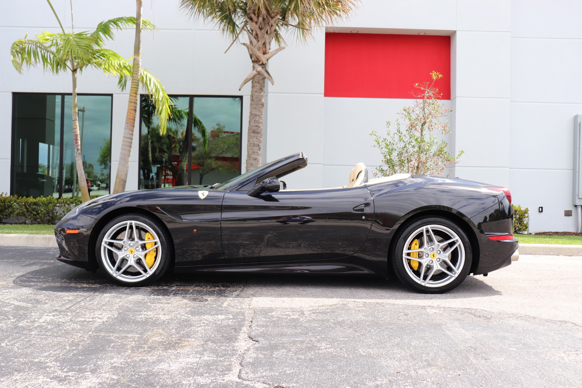 Used-2015-Ferrari-California-T