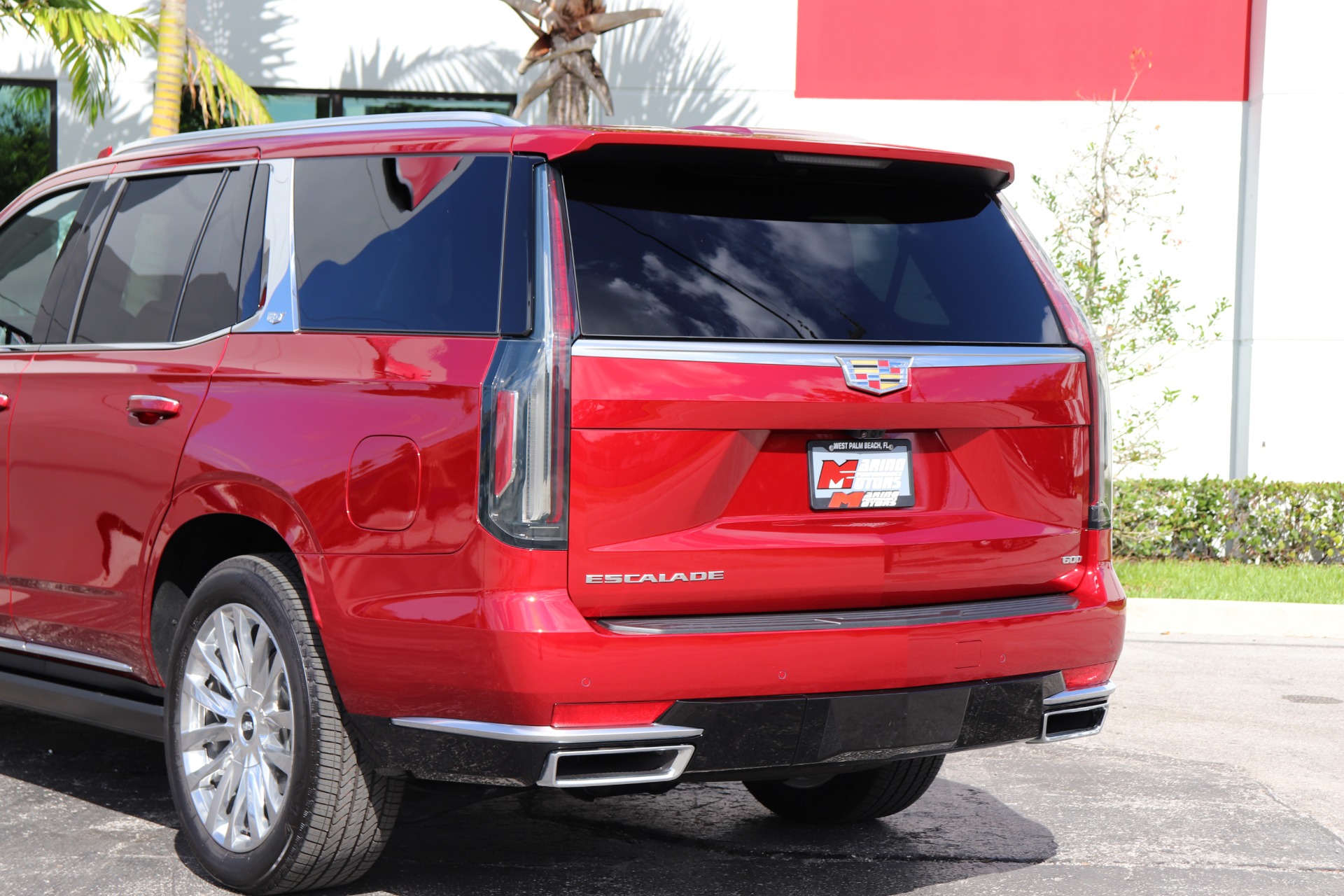 Used-2021-Cadillac-Escalade-Premium-Luxury