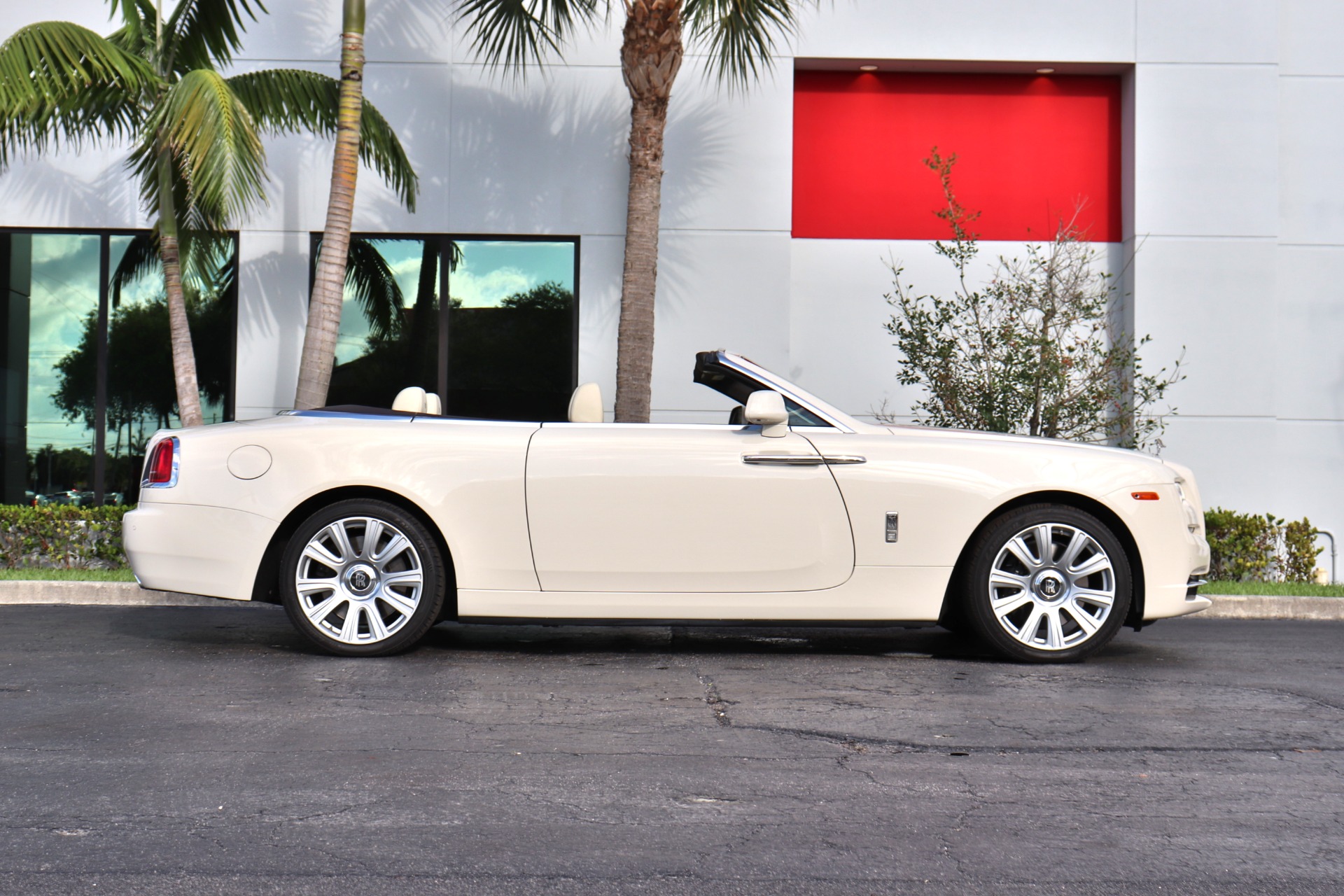 Used-2016-Rolls-Royce-Dawn