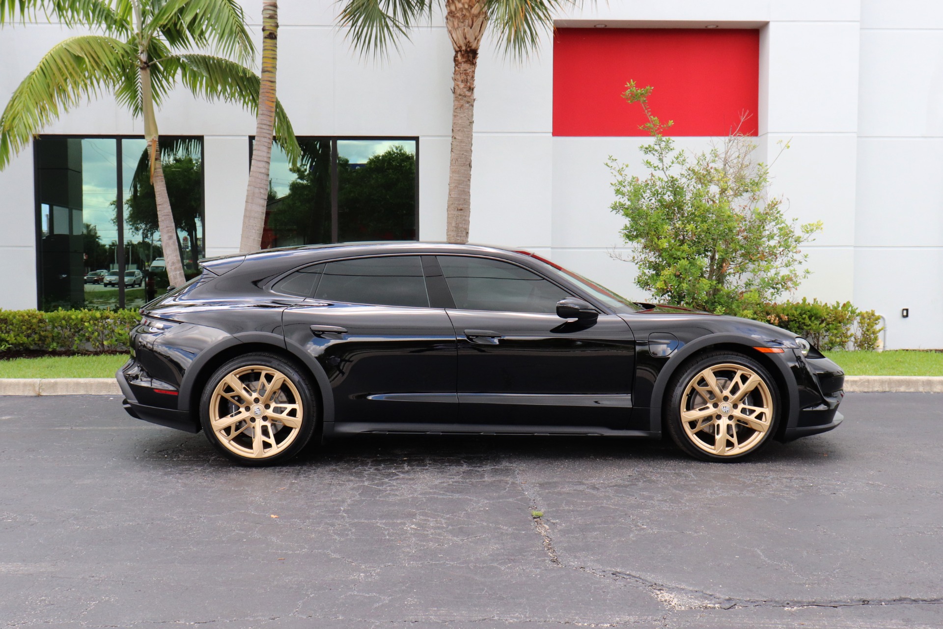 Used-2023-Porsche-Taycan-4-Cross-Turismo