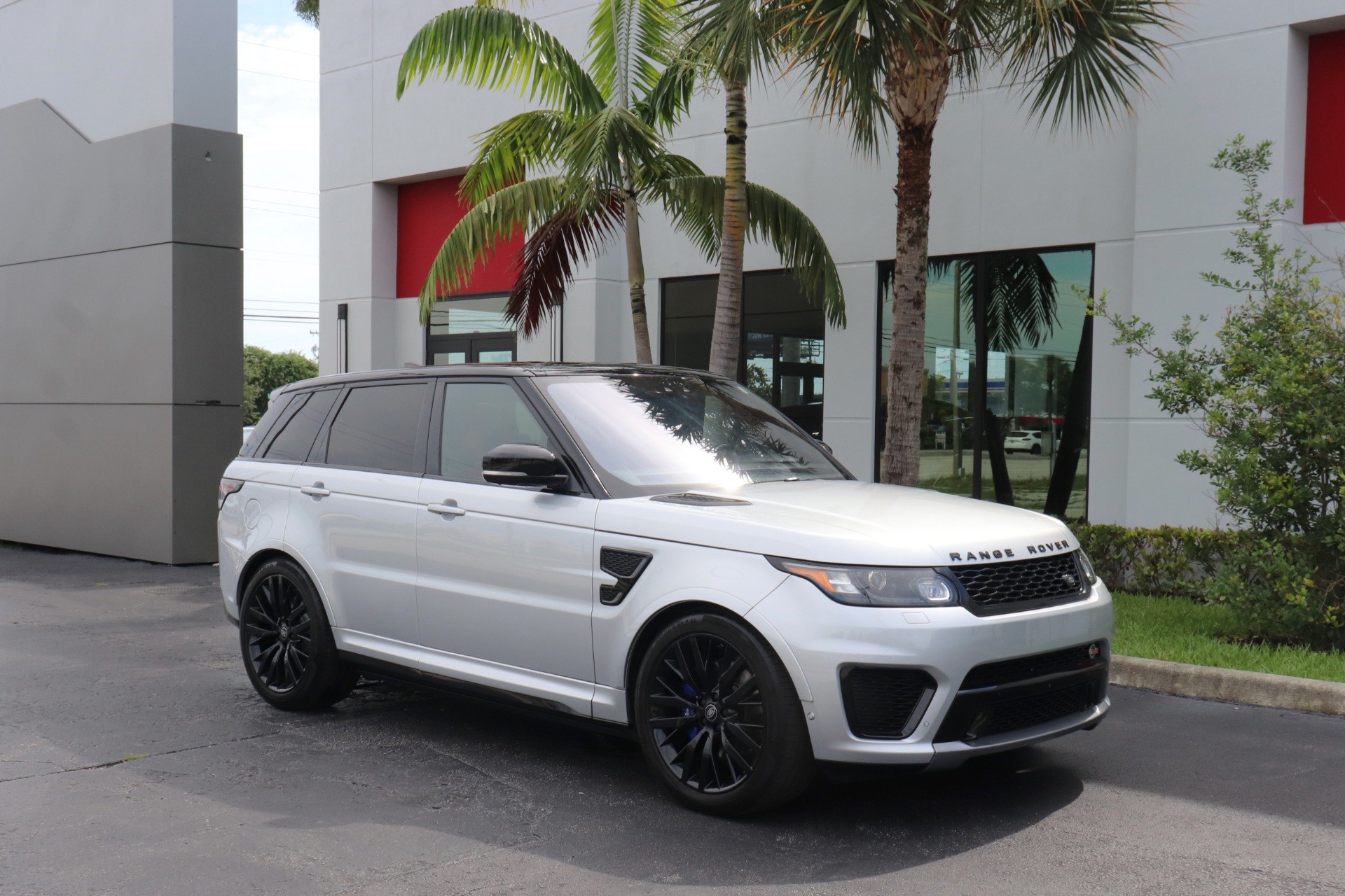 Used-2017-Land-Rover-Range-Rover-Sport-SVR
