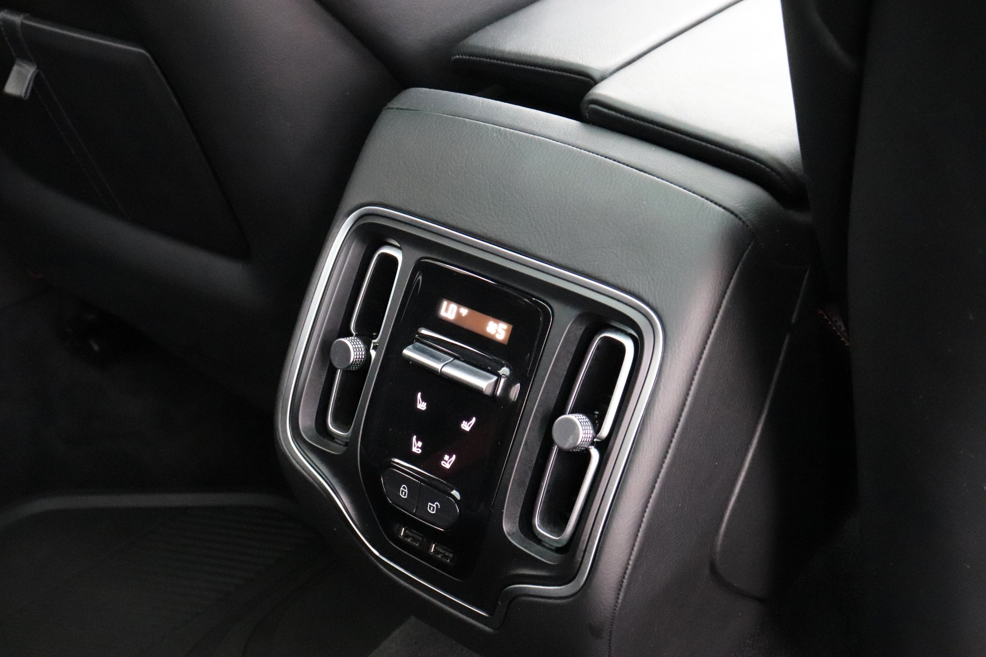 Used-2021-Aston-Martin-DBX