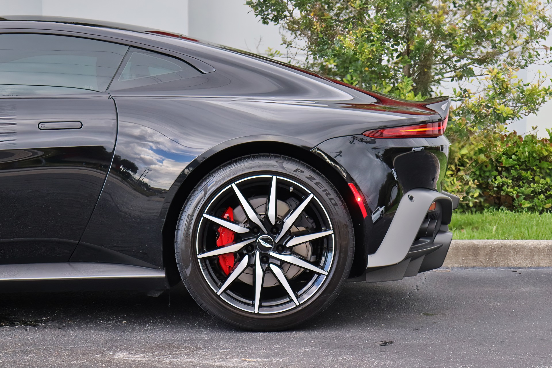 Used-2019-Aston-Martin-Vantage