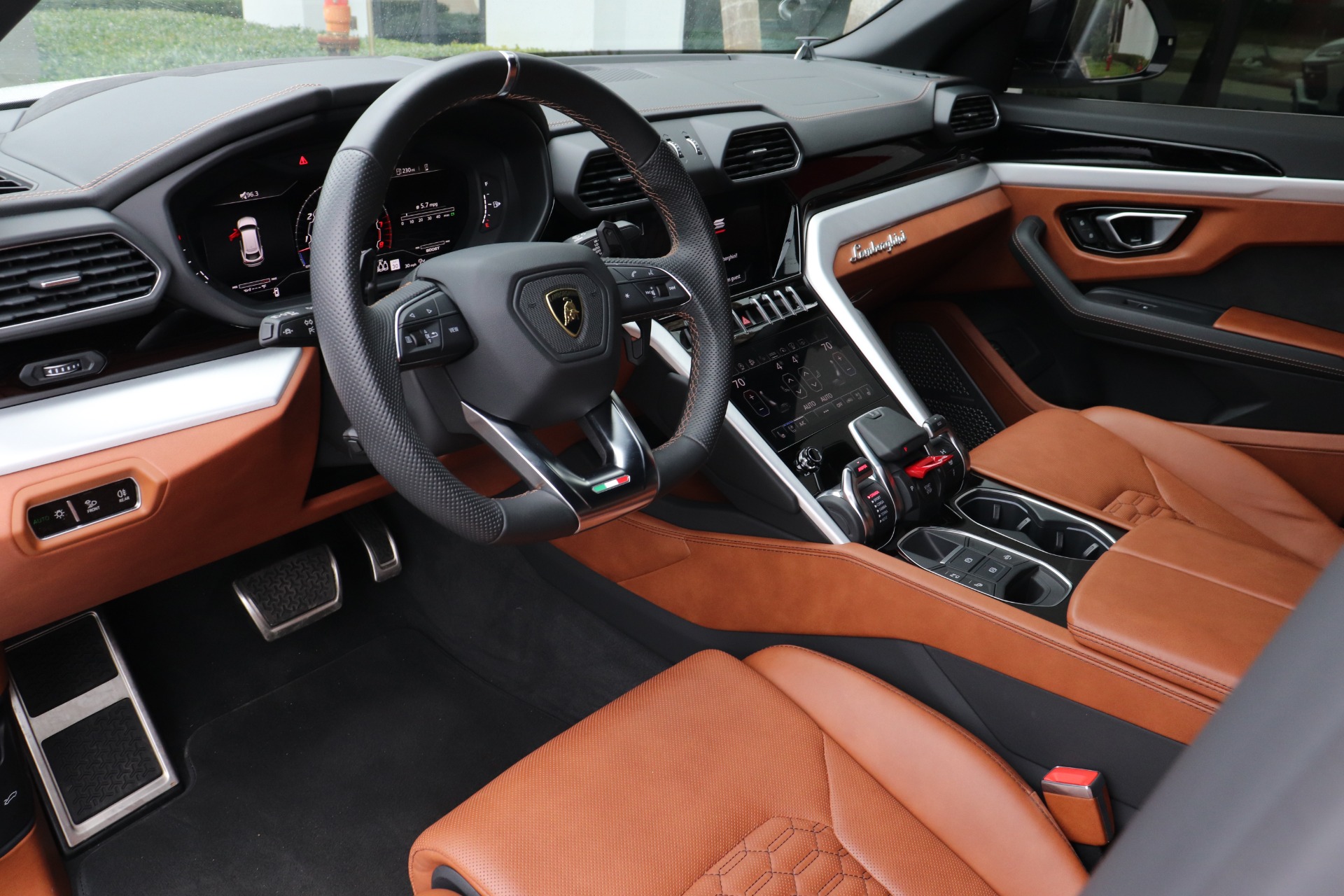 Used-2022-Lamborghini-Urus