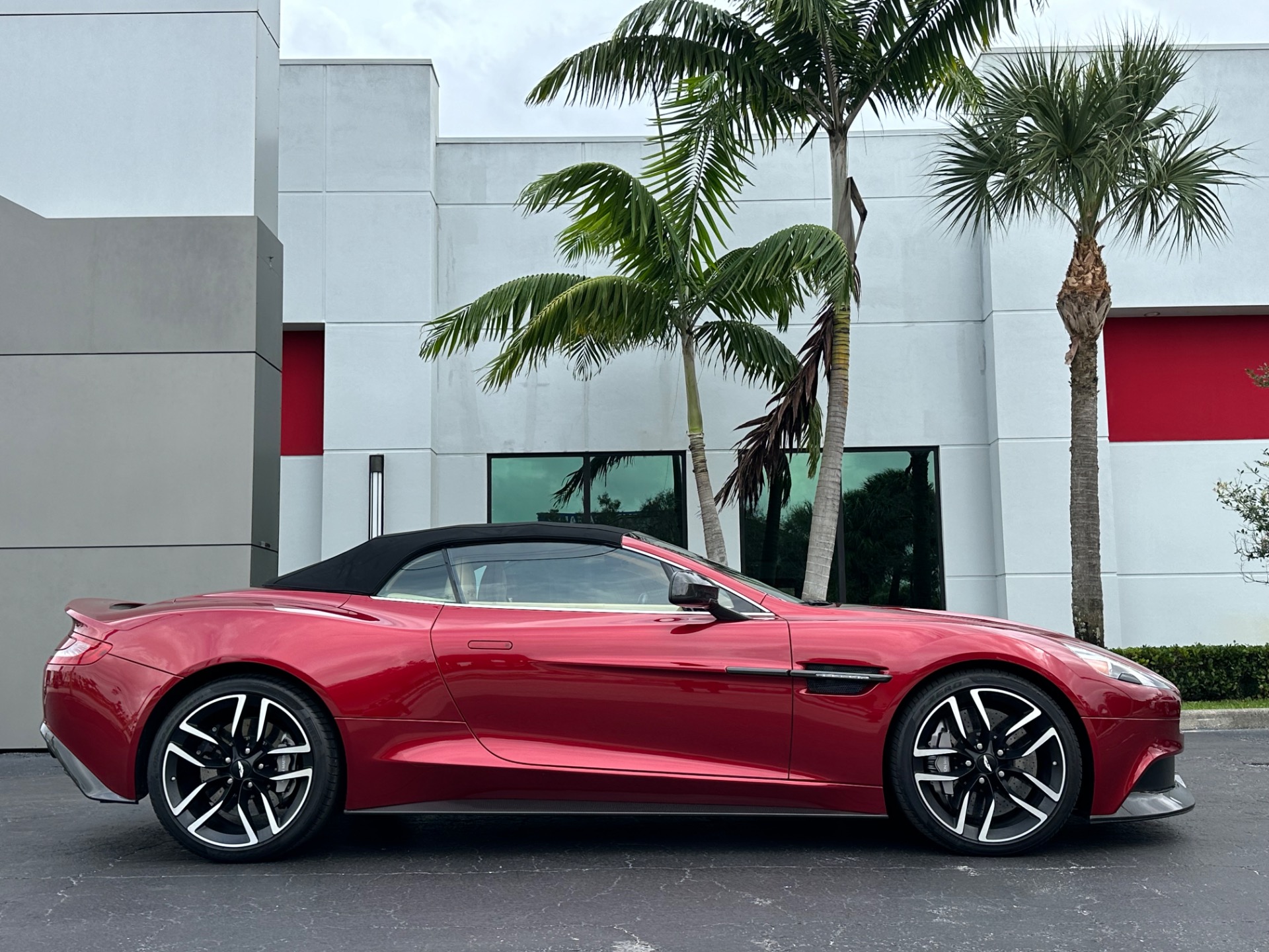 Used-2015-Aston-Martin-Vanquish-Volante