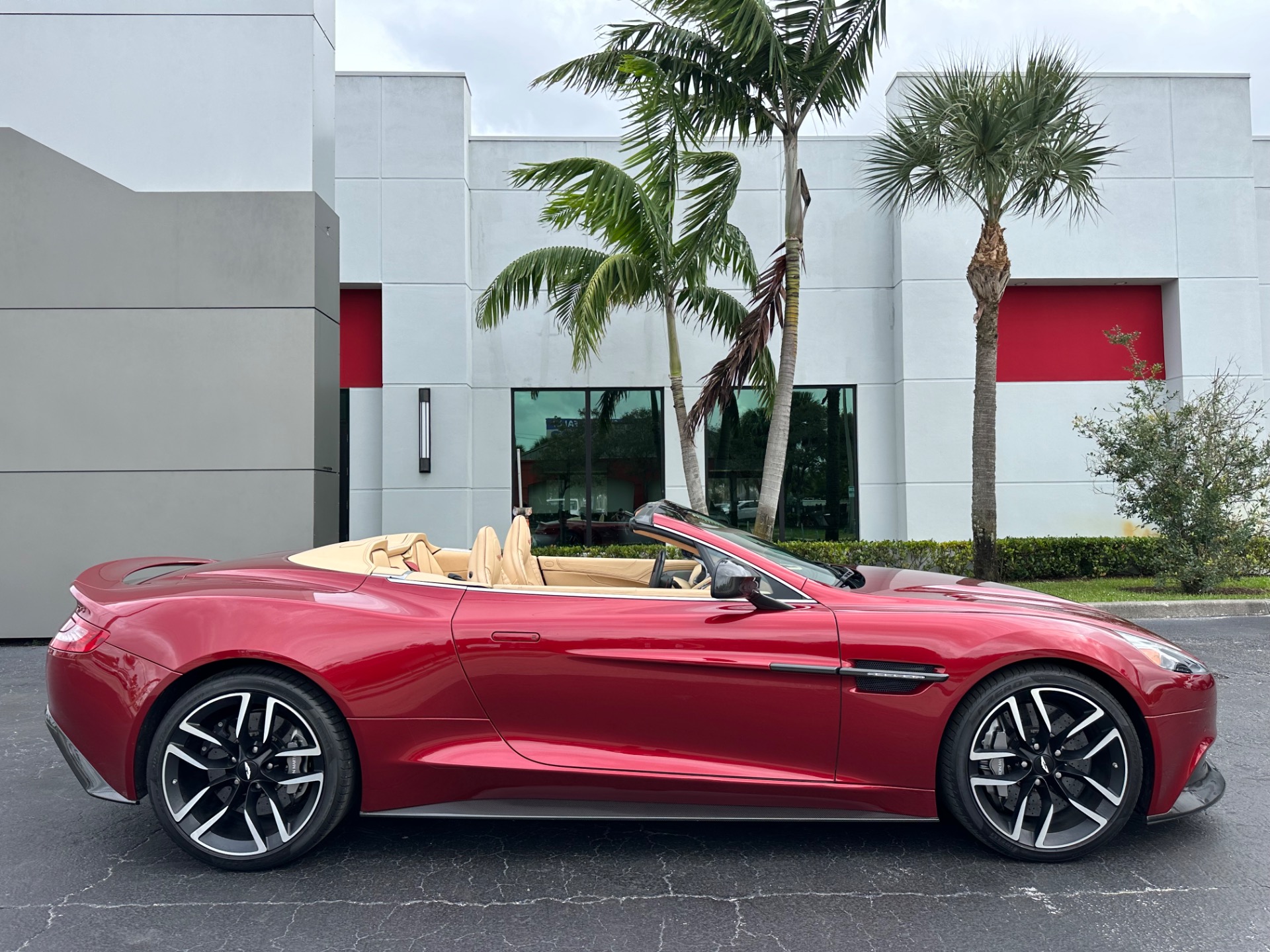 Used-2015-Aston-Martin-Vanquish-Volante