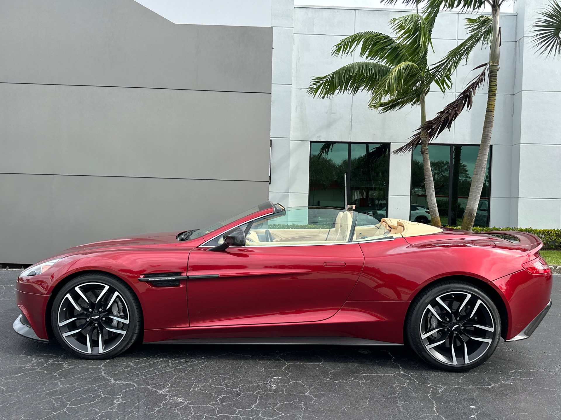 Used-2015-Aston-Martin-Vanquish-Volante
