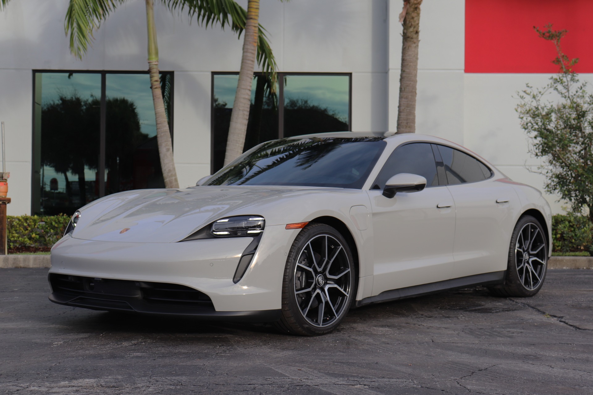 Used-2023-Porsche-Taycan