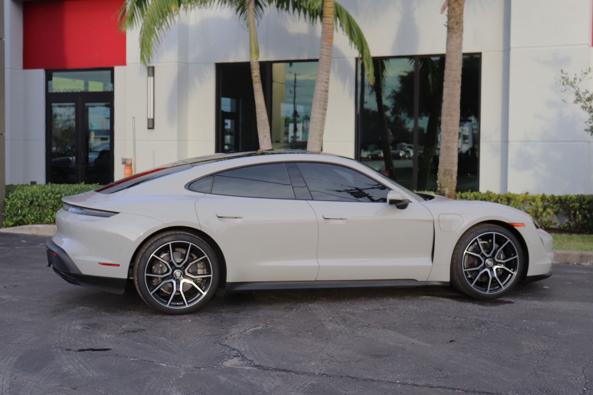 Used-2023-Porsche-Taycan
