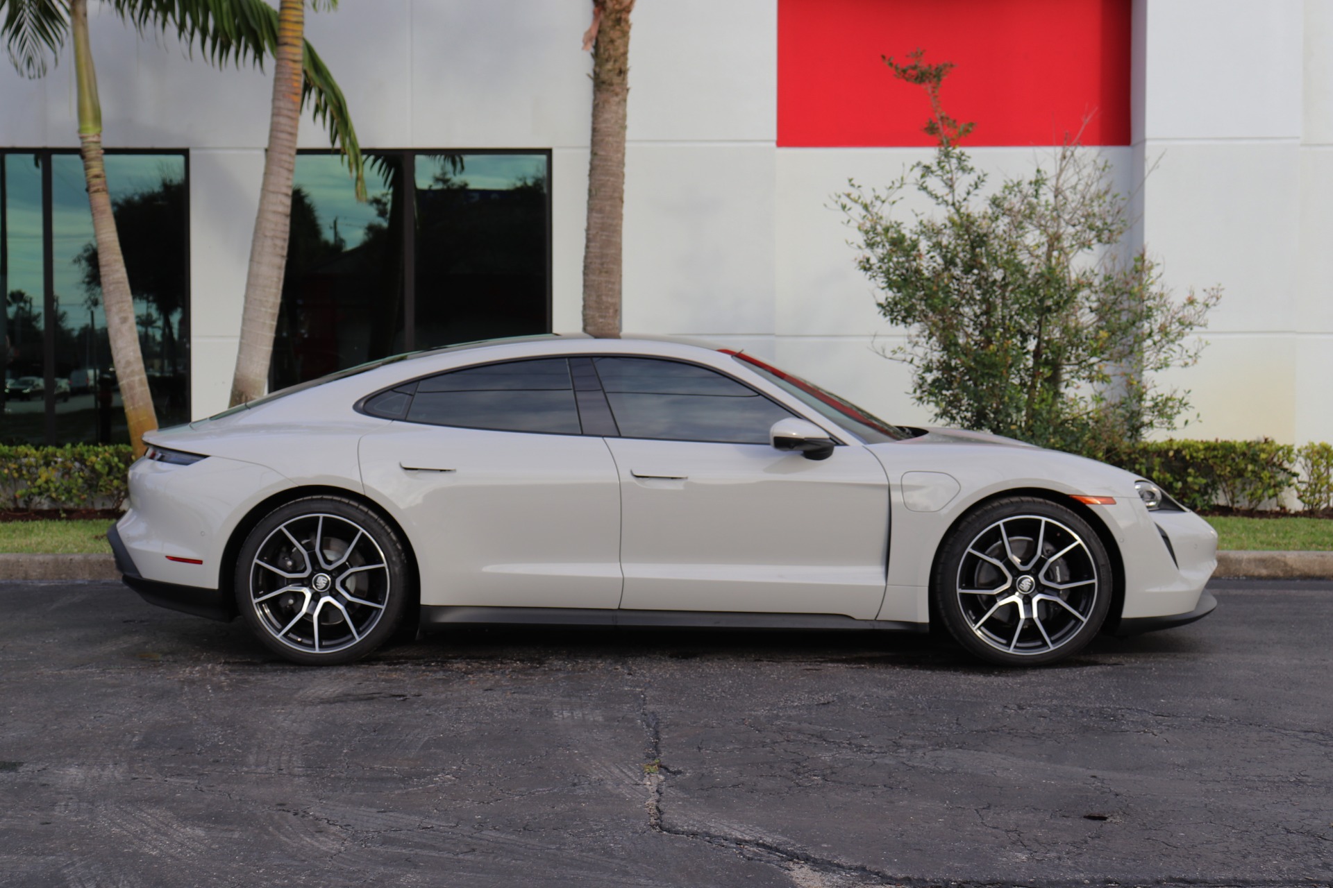 Used-2023-Porsche-Taycan
