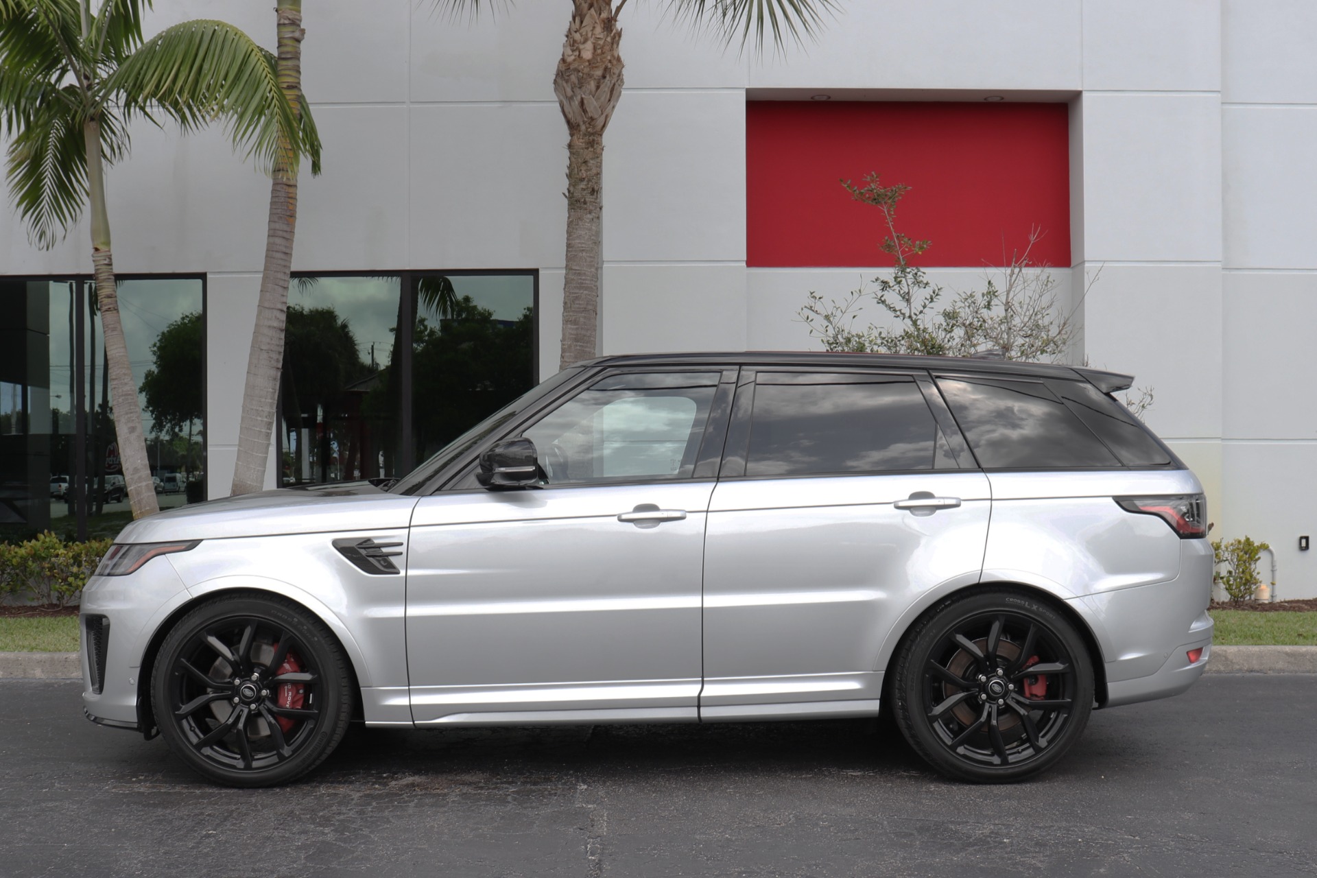 Used-2022-Land-Rover-Range-Rover-Sport-SVR