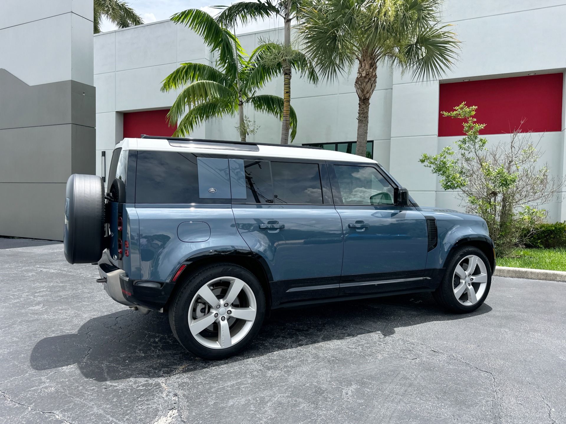 Used-2023-Land-Rover-Defender-110-SE