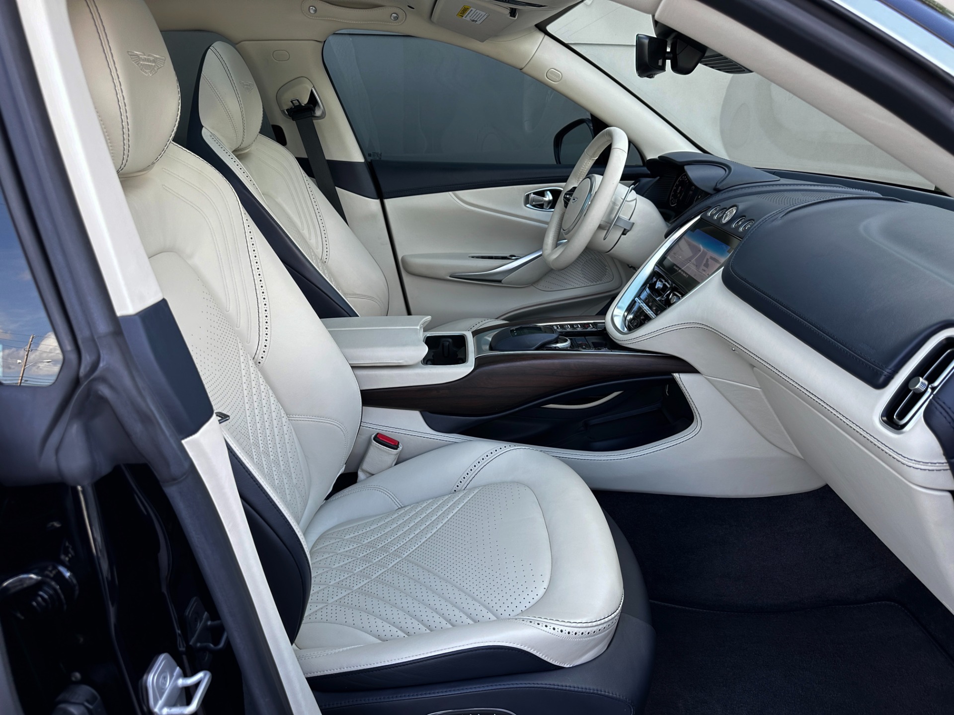 Used-2021-Aston-Martin-DBX