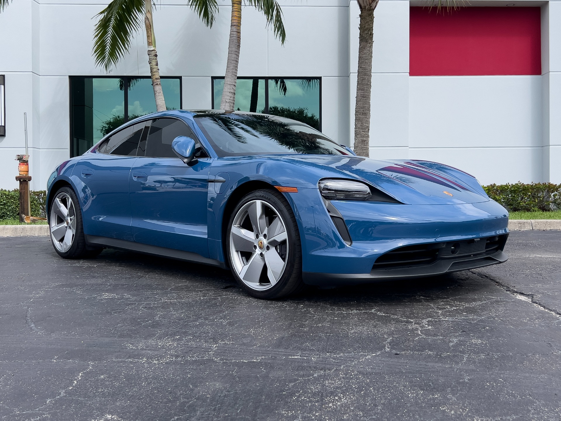 Used-2023-Porsche-Taycan