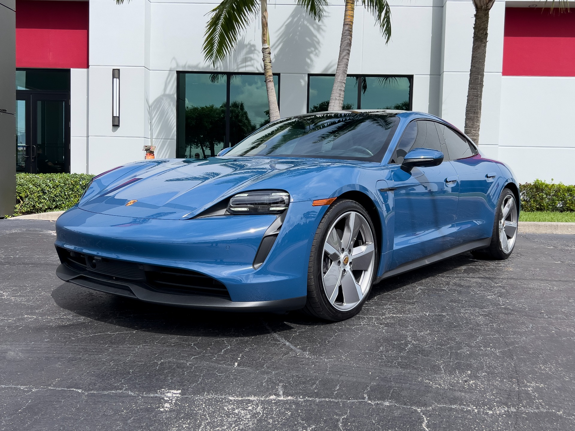 Used-2023-Porsche-Taycan