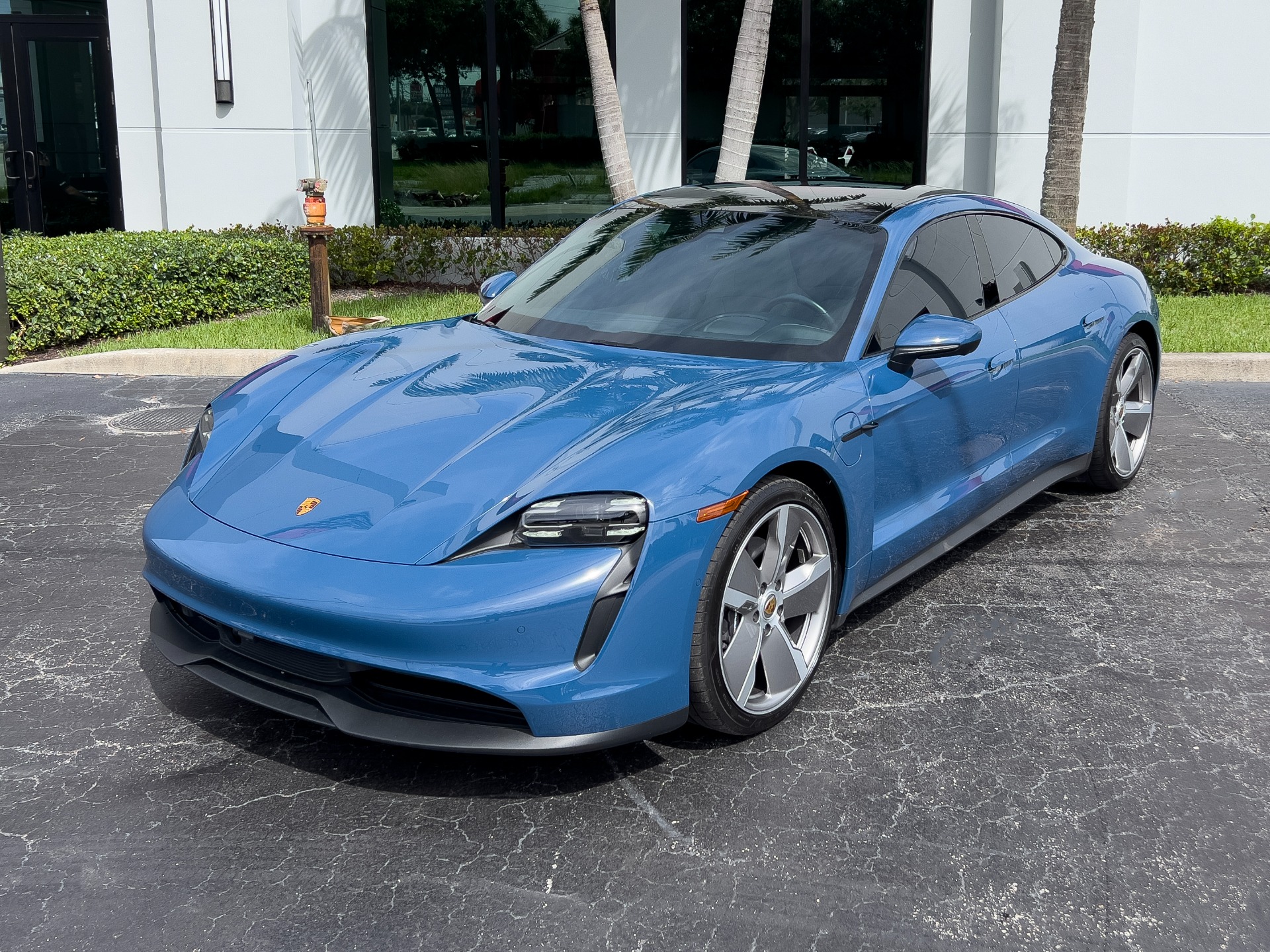 Used-2023-Porsche-Taycan