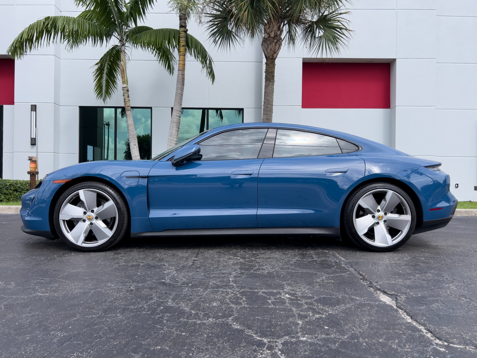 Used-2023-Porsche-Taycan