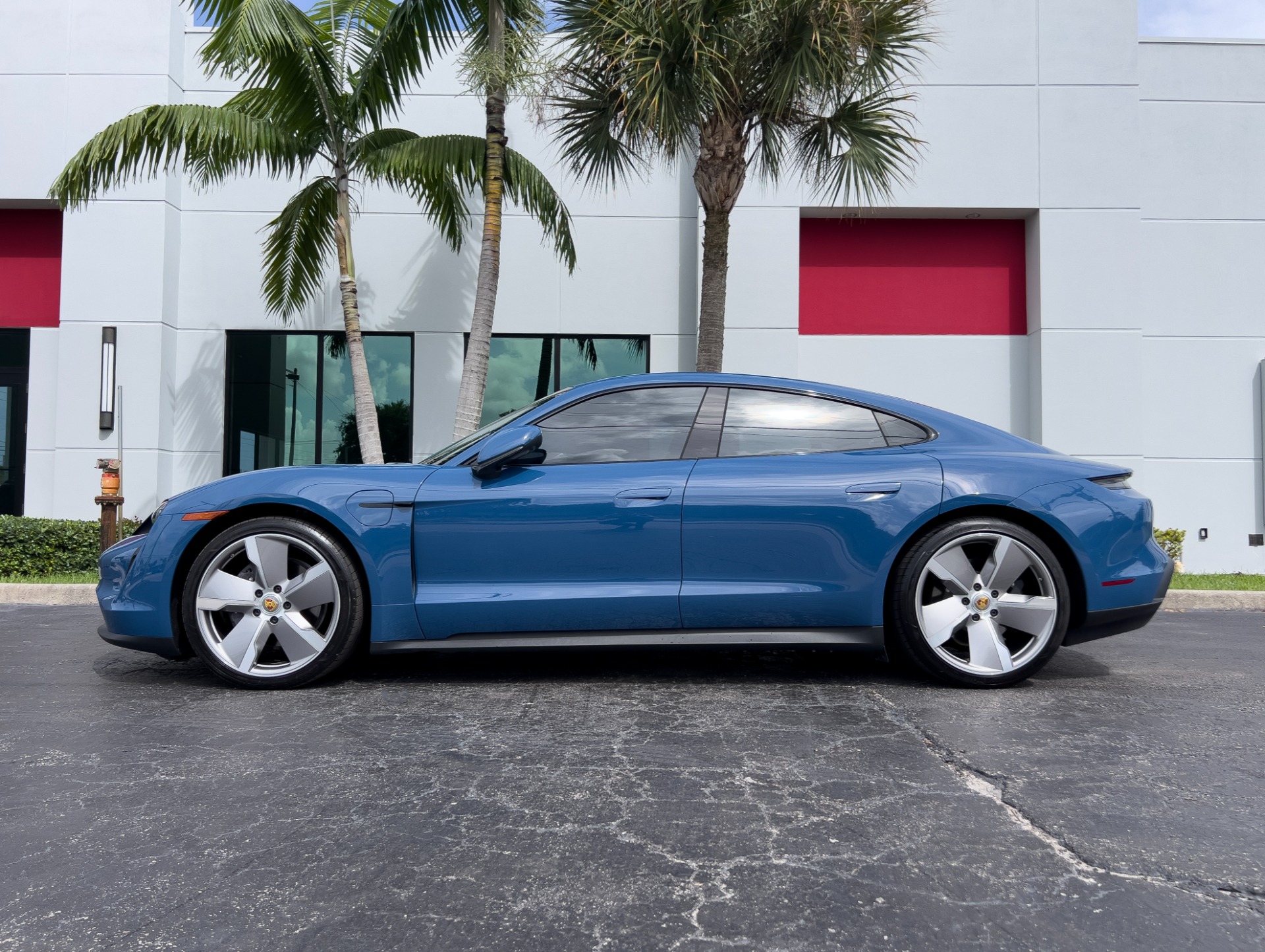 Used-2023-Porsche-Taycan