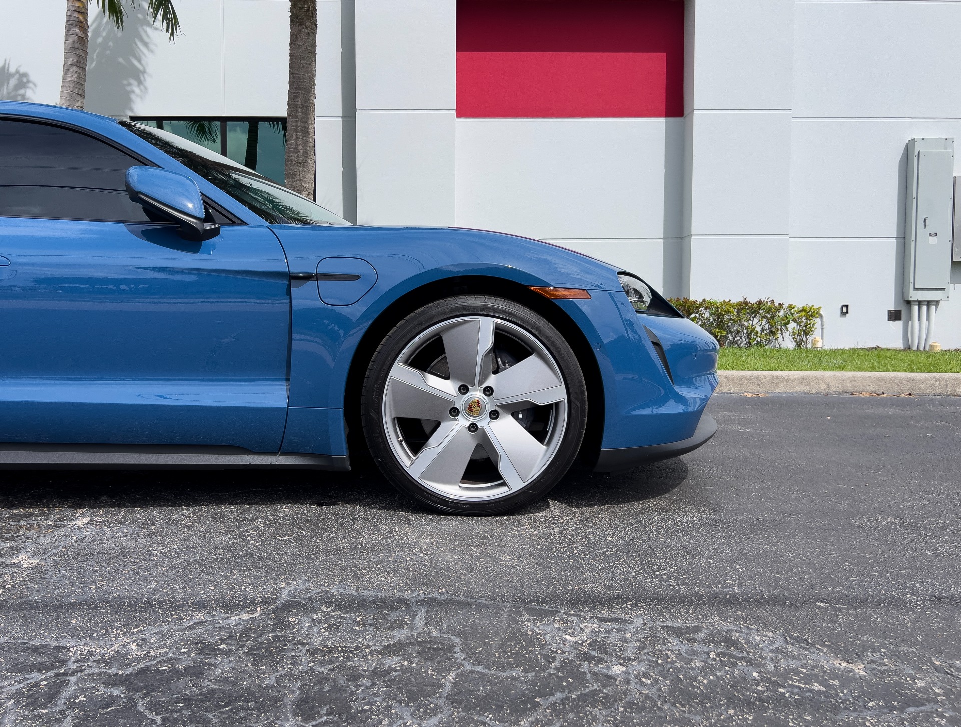 Used-2023-Porsche-Taycan