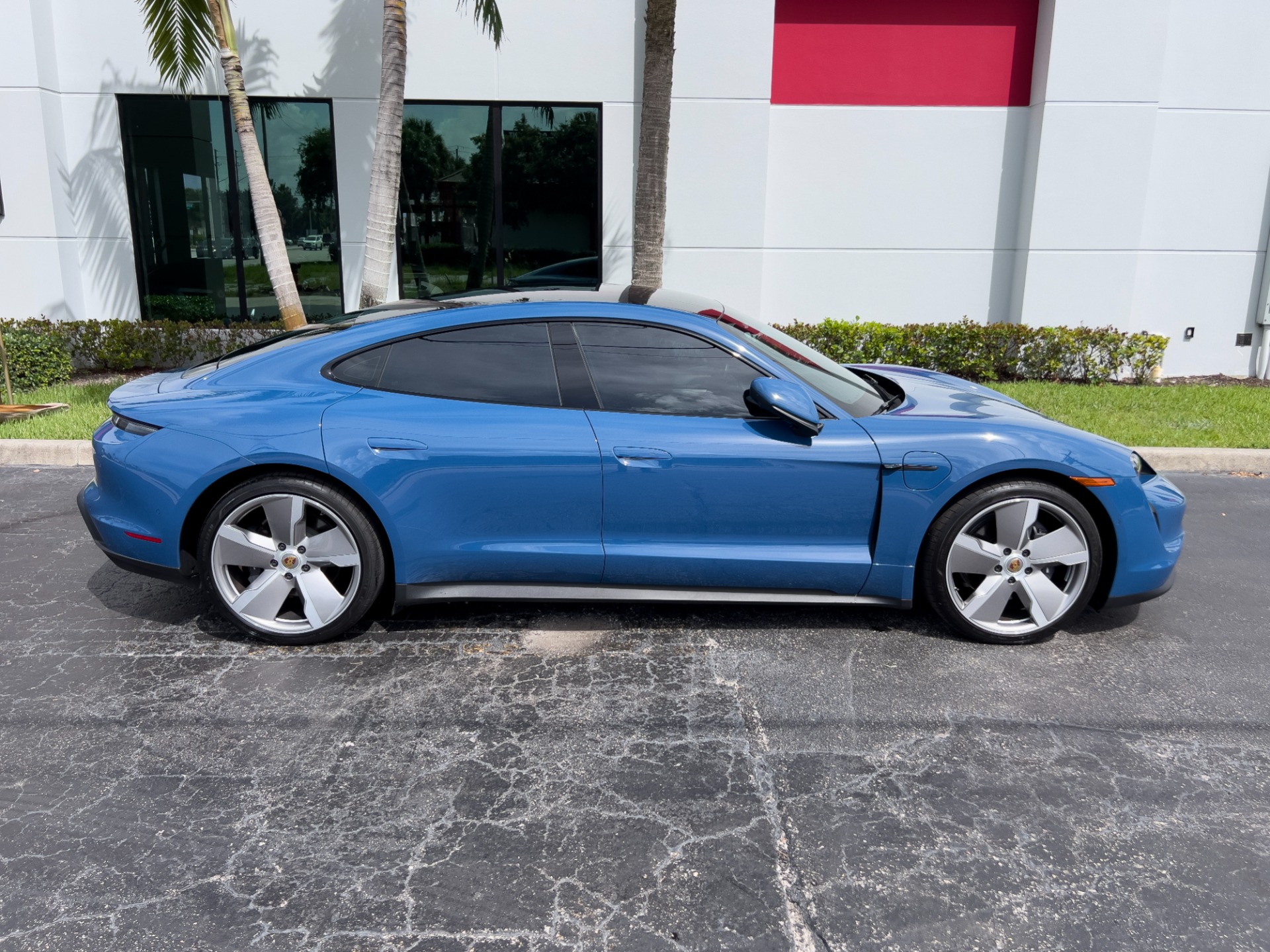 Used-2023-Porsche-Taycan