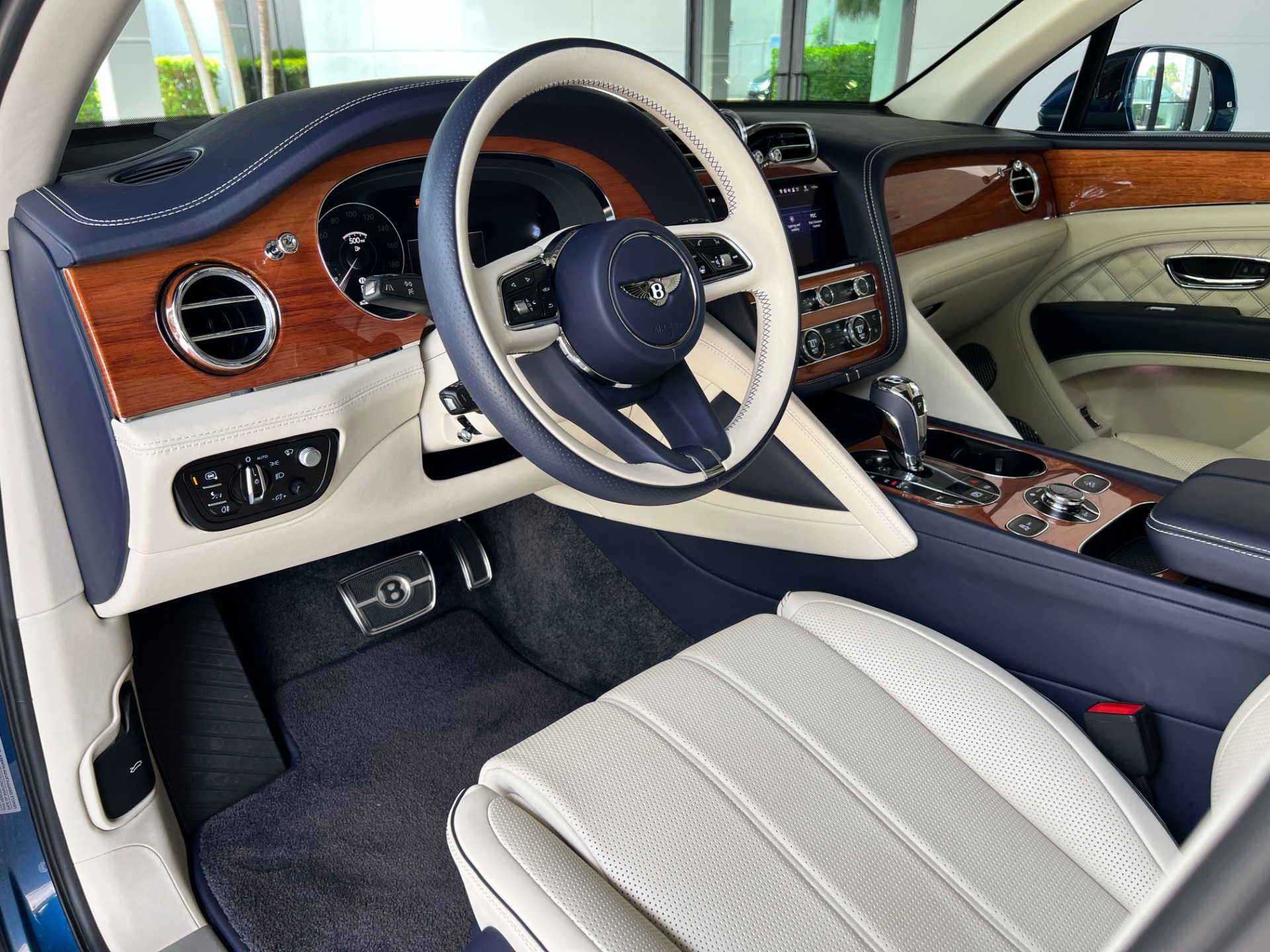 Used-2022-Bentley-Bentayga-V8