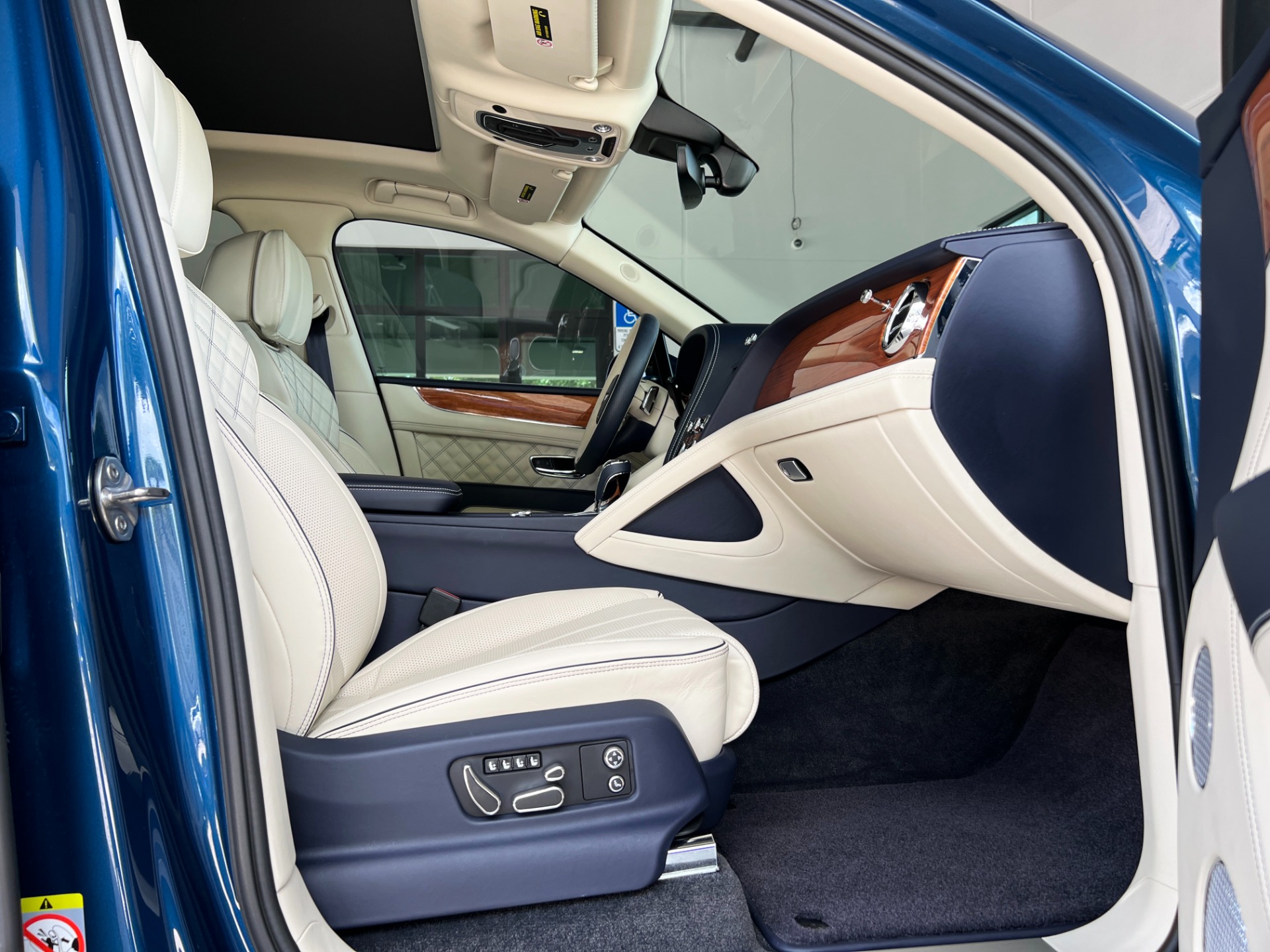Used-2022-Bentley-Bentayga-V8