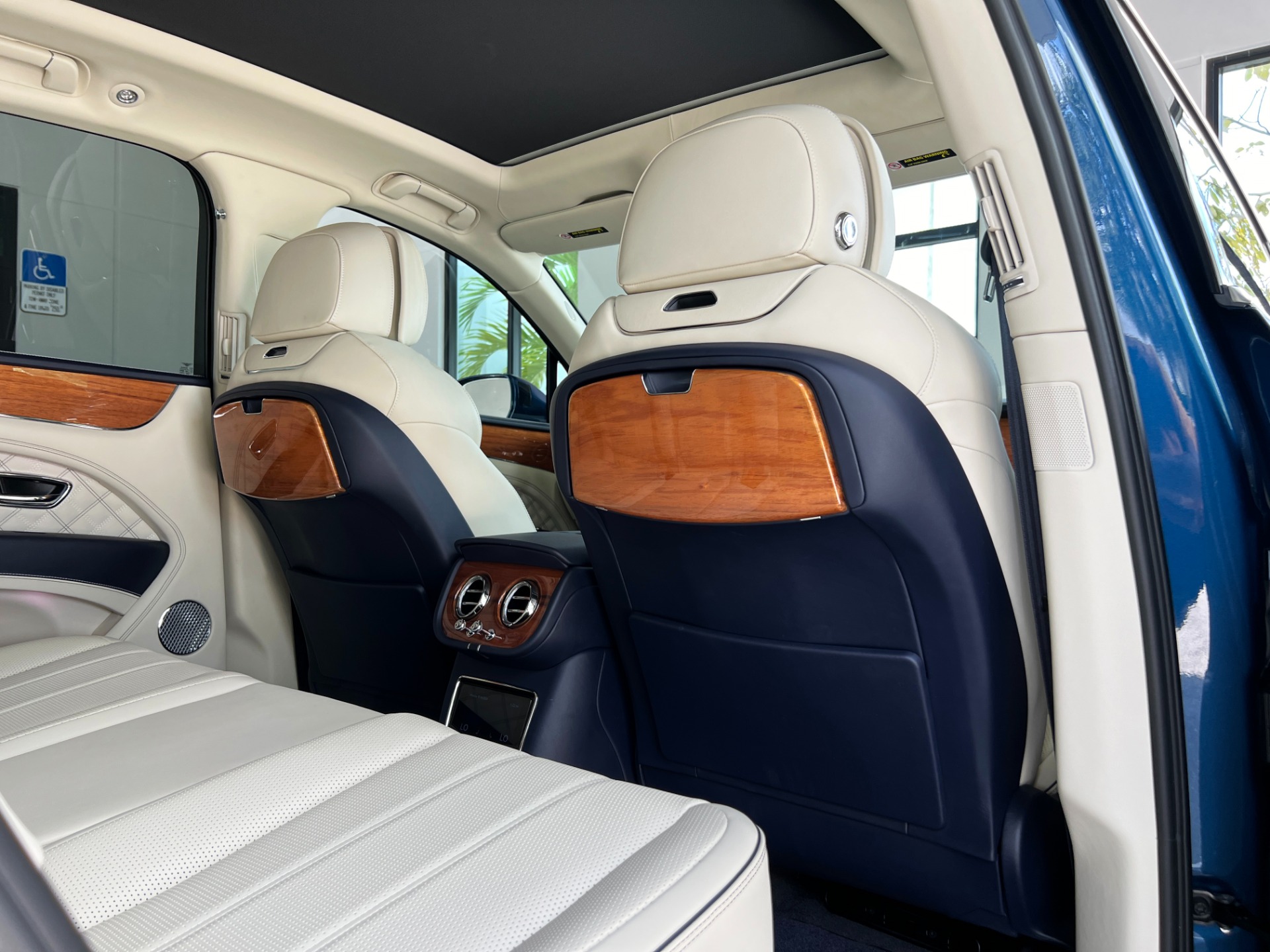 Used-2022-Bentley-Bentayga-V8