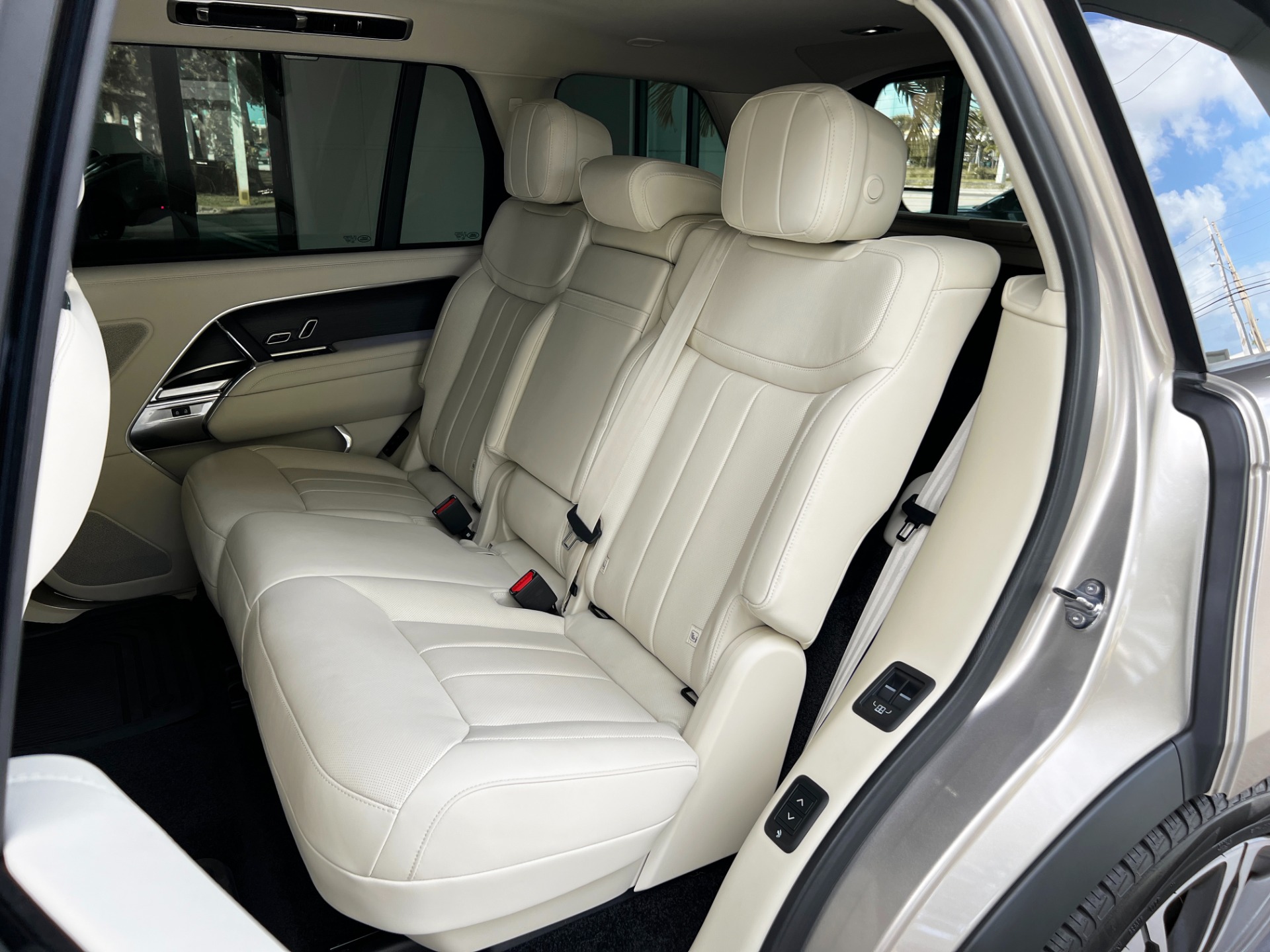Used-2024-Land-Rover-Range-Rover-P400-SE-LWB